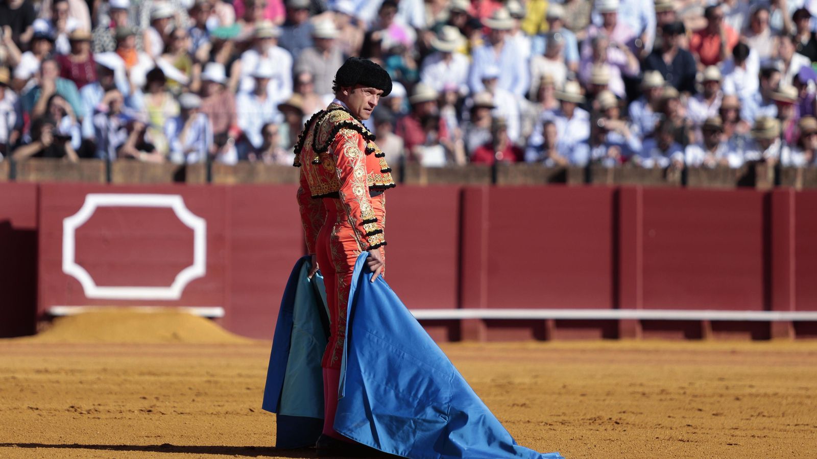 Antonio Ferrera intentó el toreo de capa con ese percal azul horroroso con vuelta celeste incalificable.