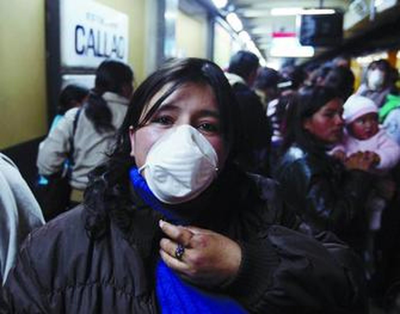 Una chica se protege la boca con una mascarilla en Argentina, el país más afectado por el virus.