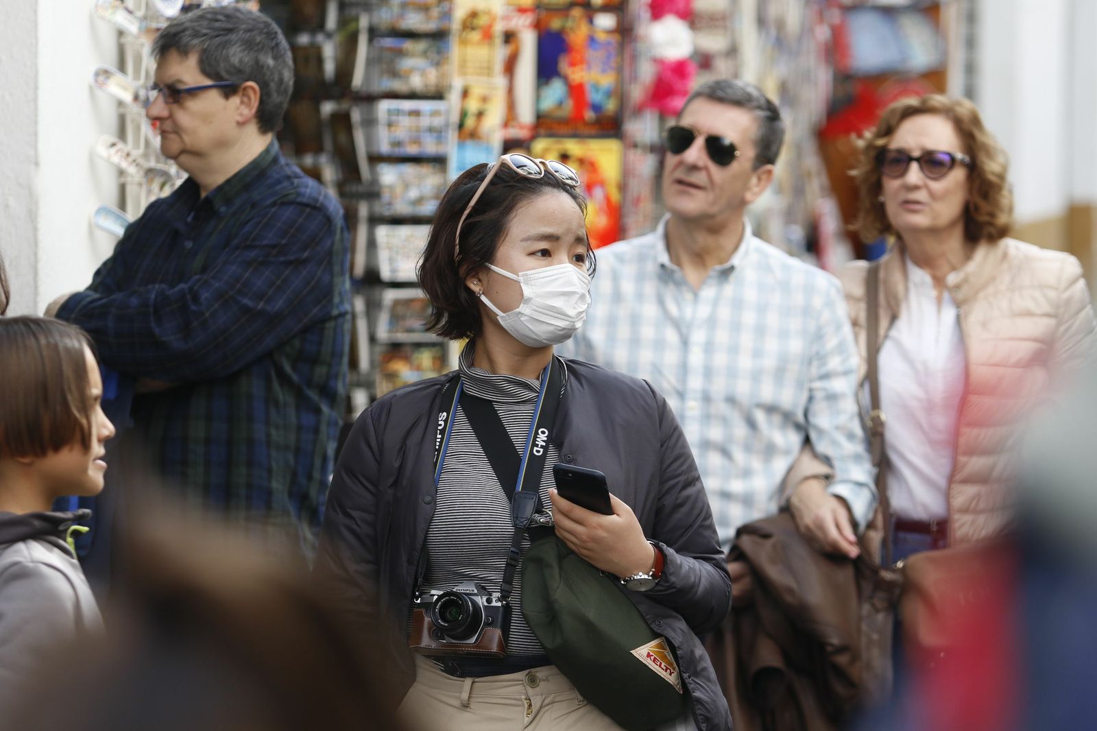 Una turista pasea con mascarilla por la Judería de Córdoba.