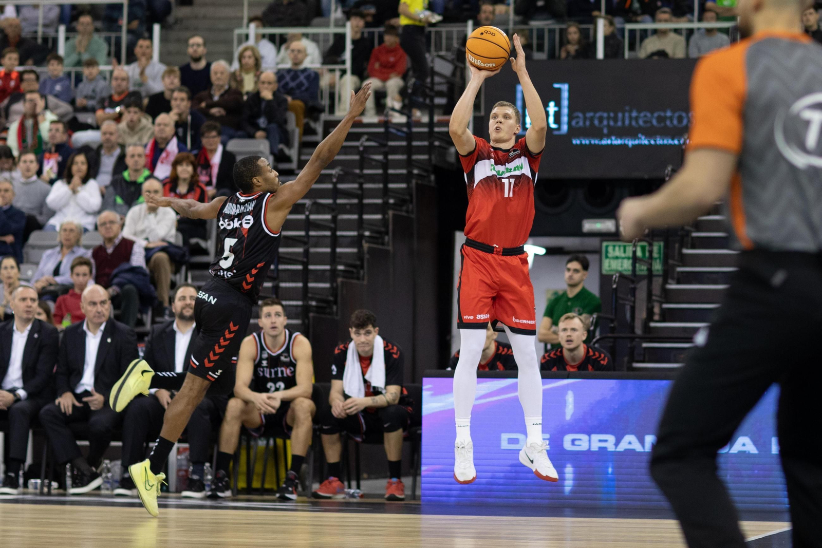 Ponsarnau observa desde el banquillo el triple de Valtonen