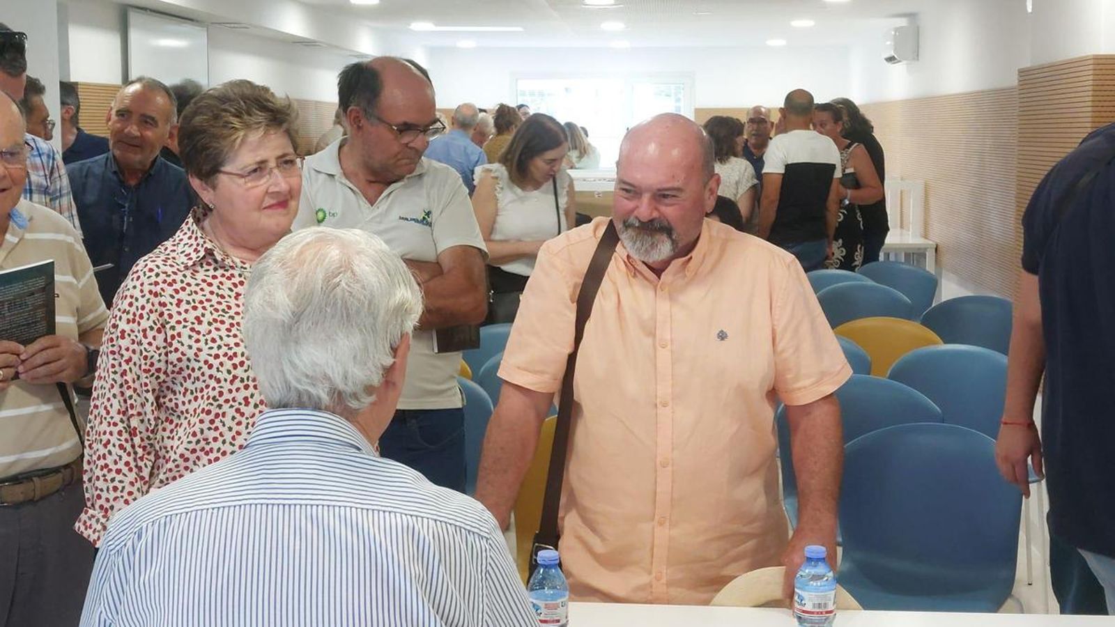 El autor charlando con el bisnieto de Juan el Cazurro durante la presentación de su libro. El autor charlando con el bisnieto de Juan el Cazurro durante la presentación de su libro.