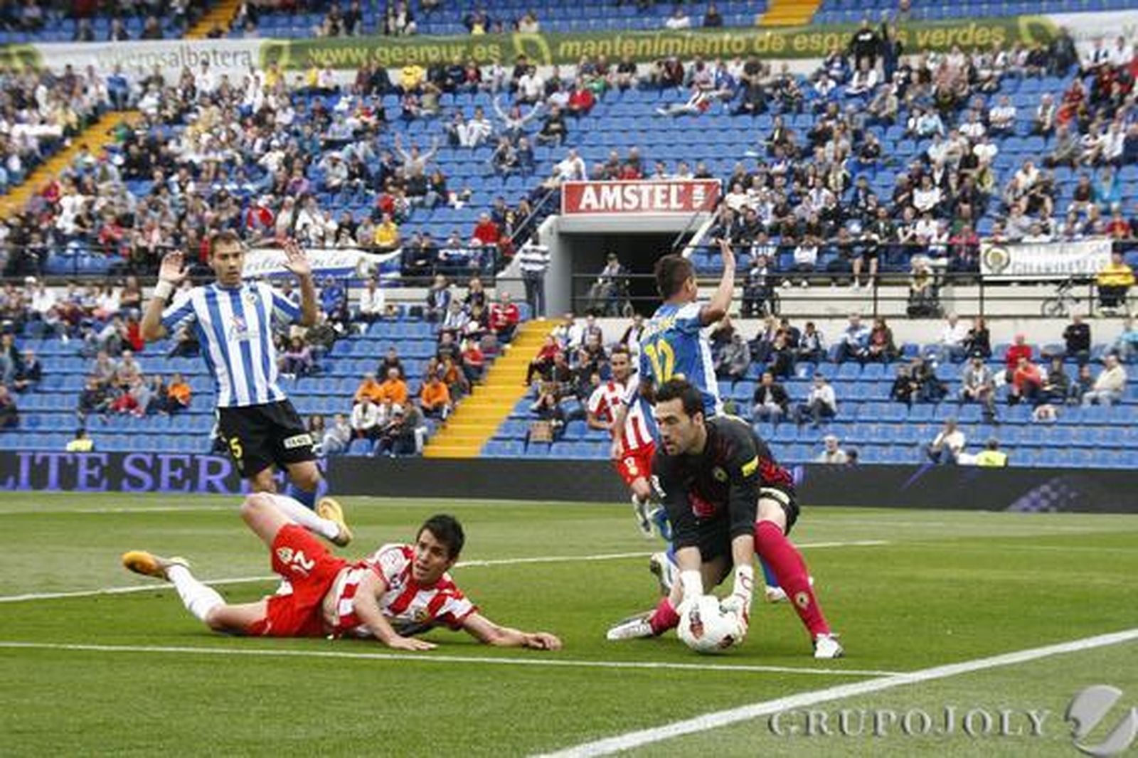 El Almería se lleva un punto del Rico Pérez y se mantiene en la pelea por las plazas de promoción. 

Foto: Rafael Gonzalez