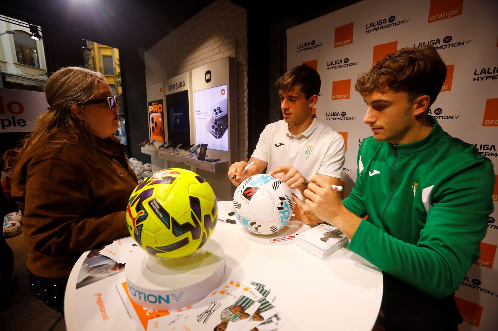 Las mejores fotos de la exitosa firma de autógrafos del Córdoba CF en el centro de la ciudad