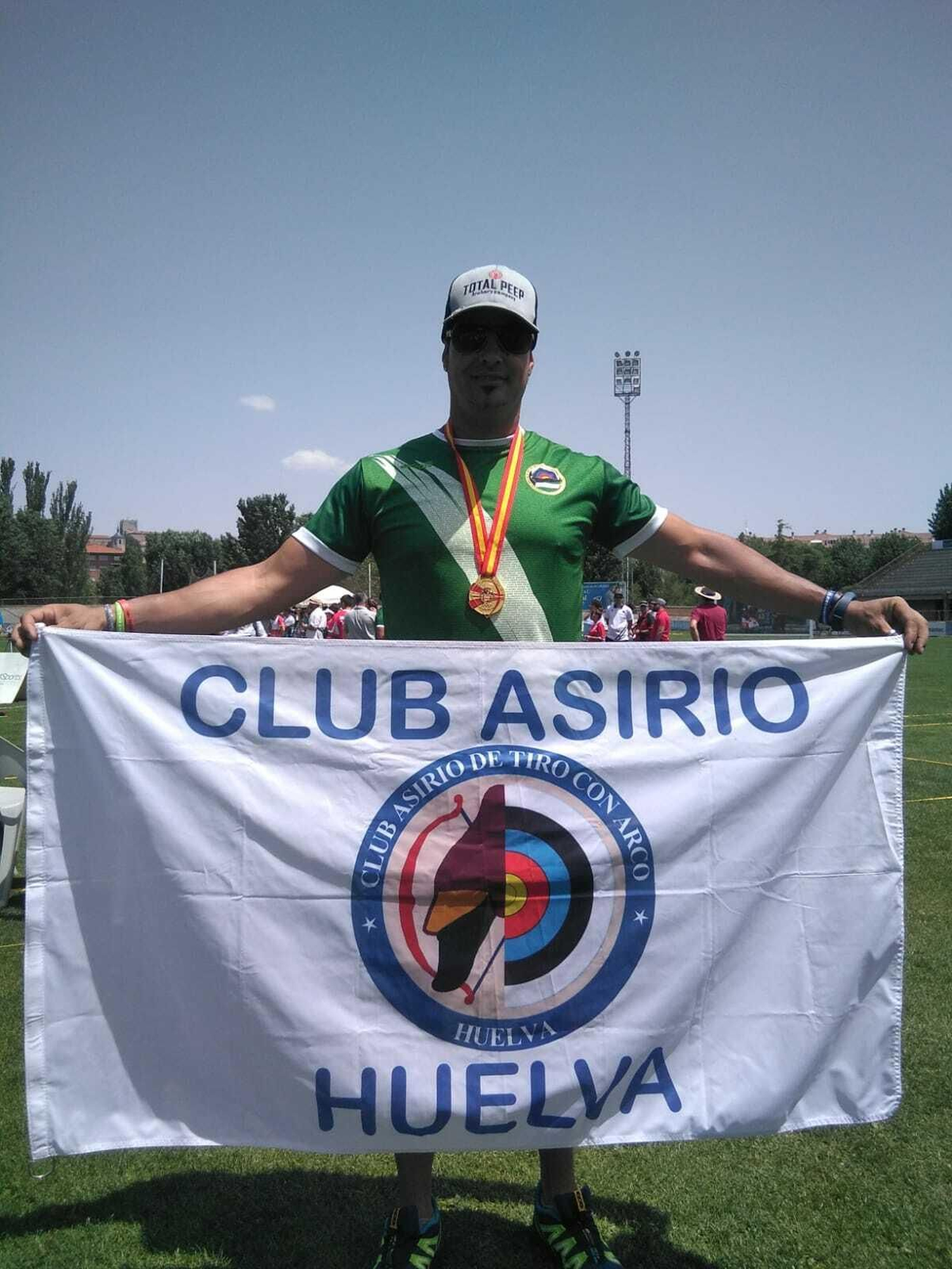 Miguel Ángel Medina posa con la medalla.