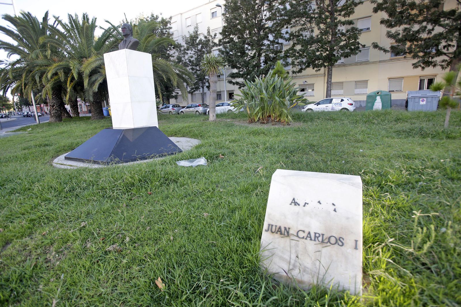 El rótulo y el busto de Juan Carlos I en la avenida que lleva su nombre.