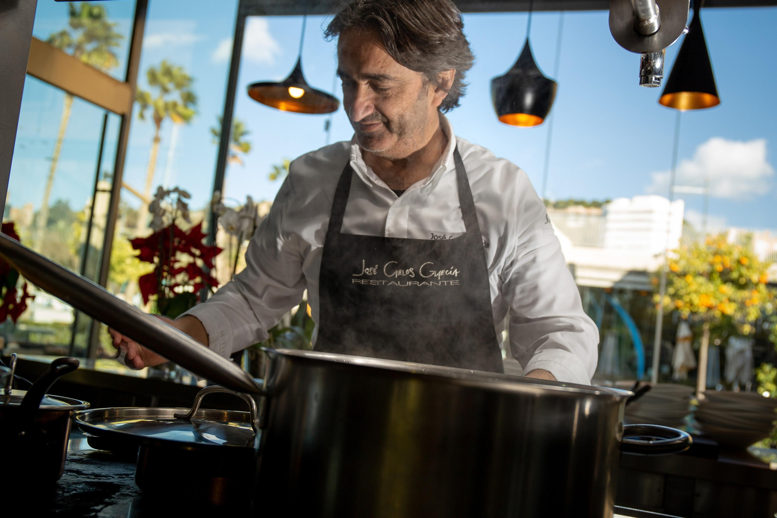 El chef con estrella Michelin José Carlos García en su restaurante.