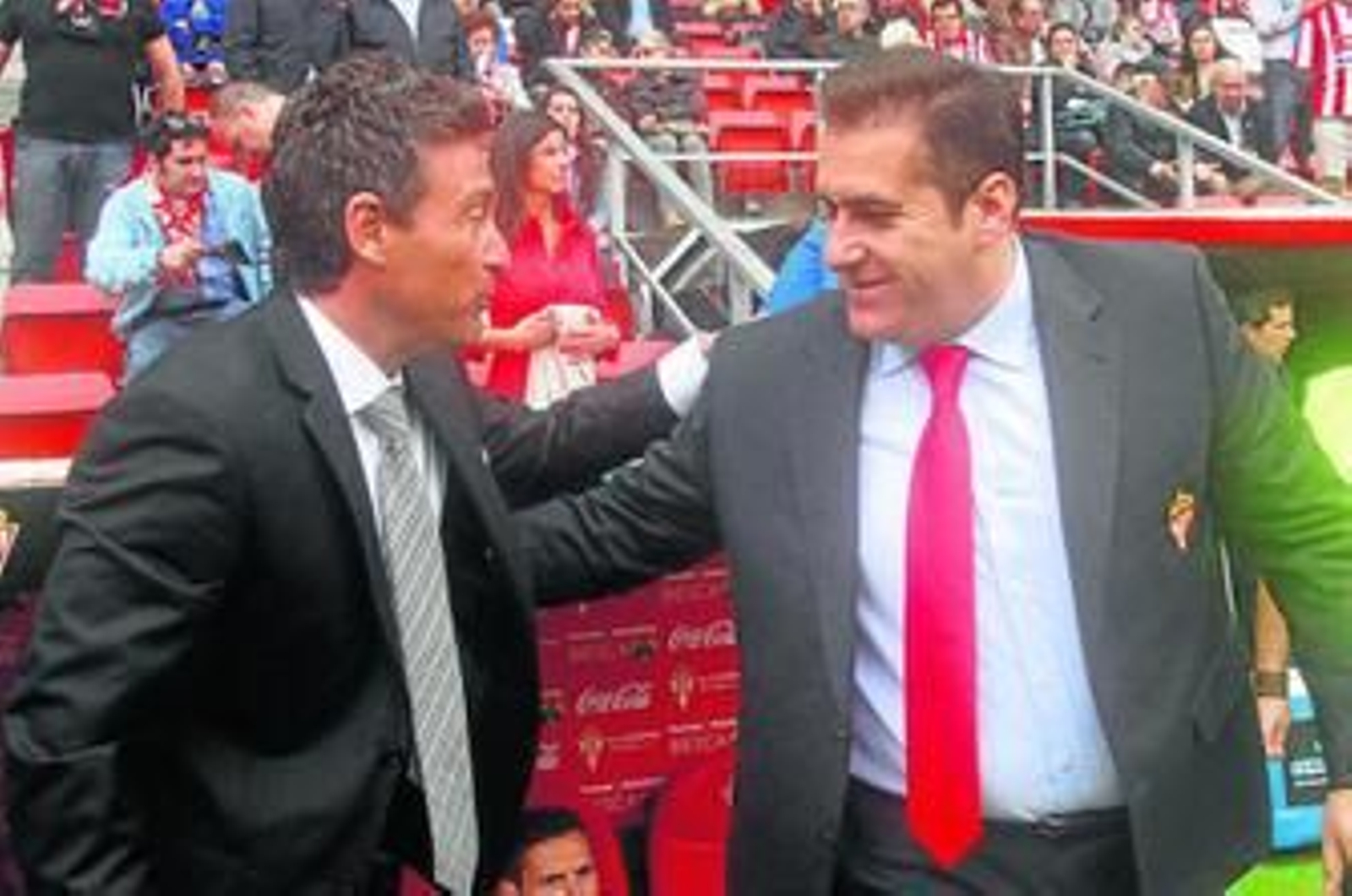 Sandoval saluda a Mauricio Elena, que ocupó el sitio en el banquillo del sancionado Esnáider.