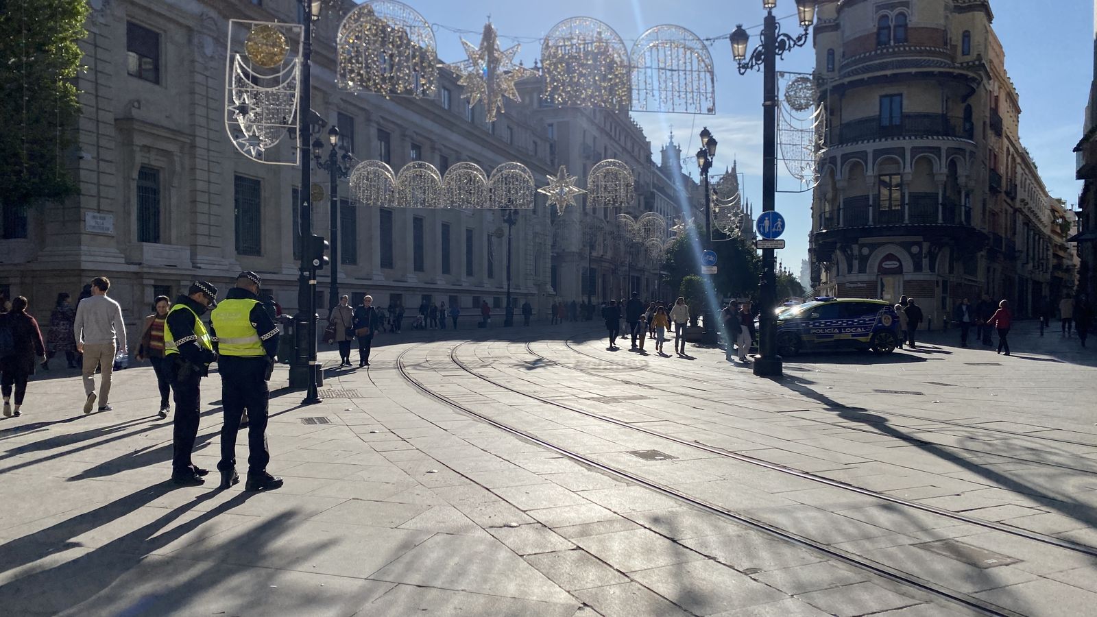 Policía en la confluencia de la Plaza Nueva con la Avenida de la Constitución