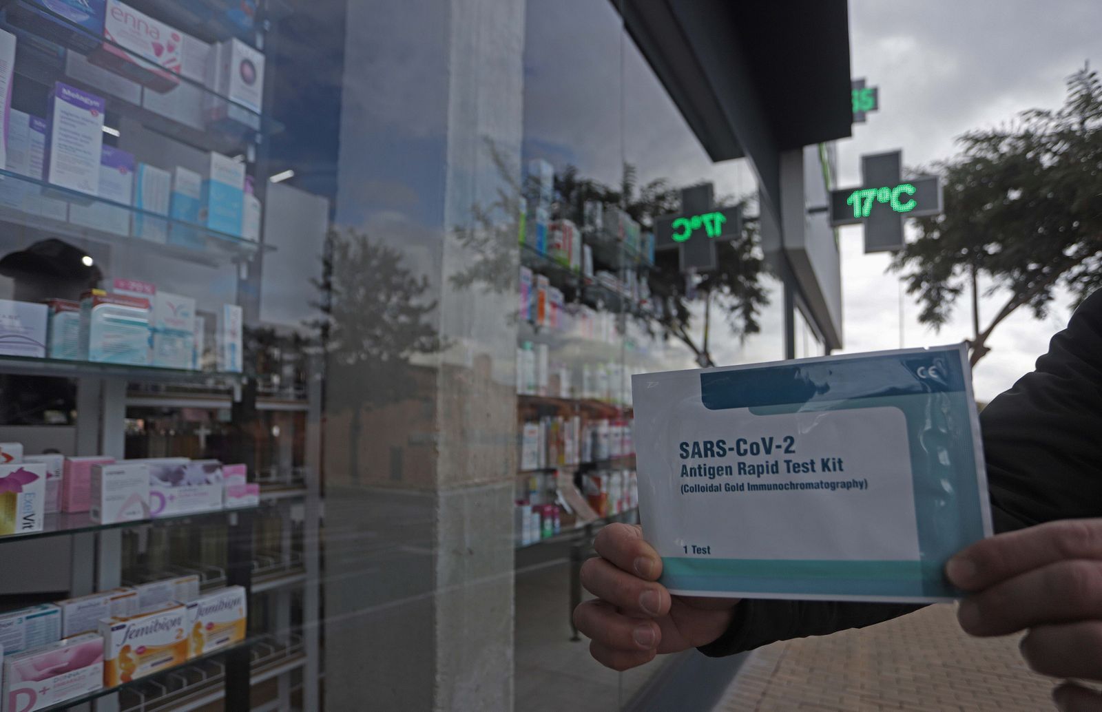 Una persona muestra un test de antígenos a las puertas de una farmacia, este sábado.