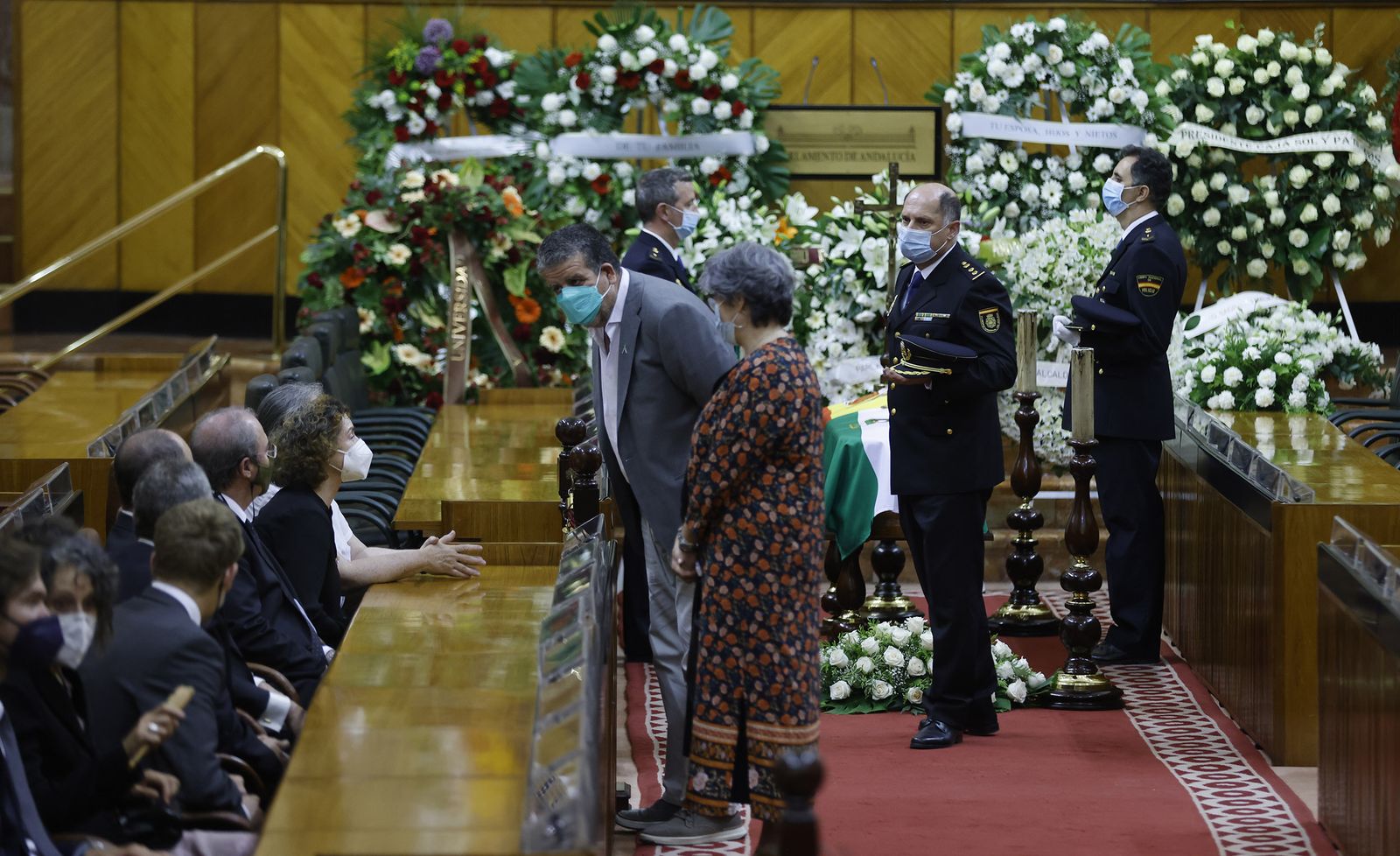 Las imágenes de la capilla ardiente de Manuel Clavero en el Parlamento de Andalucía