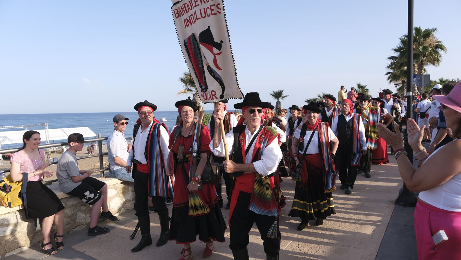 Imágenes de la carrera de cintas a caballo en las Fiestas de Moros y Cristianos de Mojácar