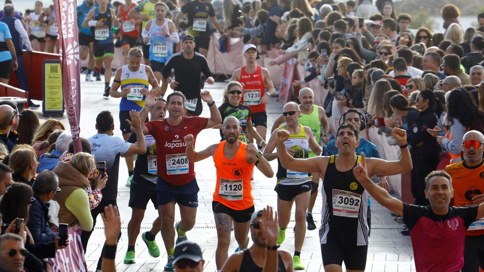 Varios corredores celebran su llegada a la meta de la Media Maratón de Córdoba en la pasada edición.