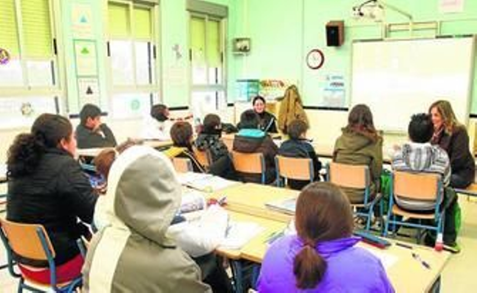 Un grupo de alumnos del Juan Ramón Jiménez, ayer, asiste a clase con abrigos y bufandas.