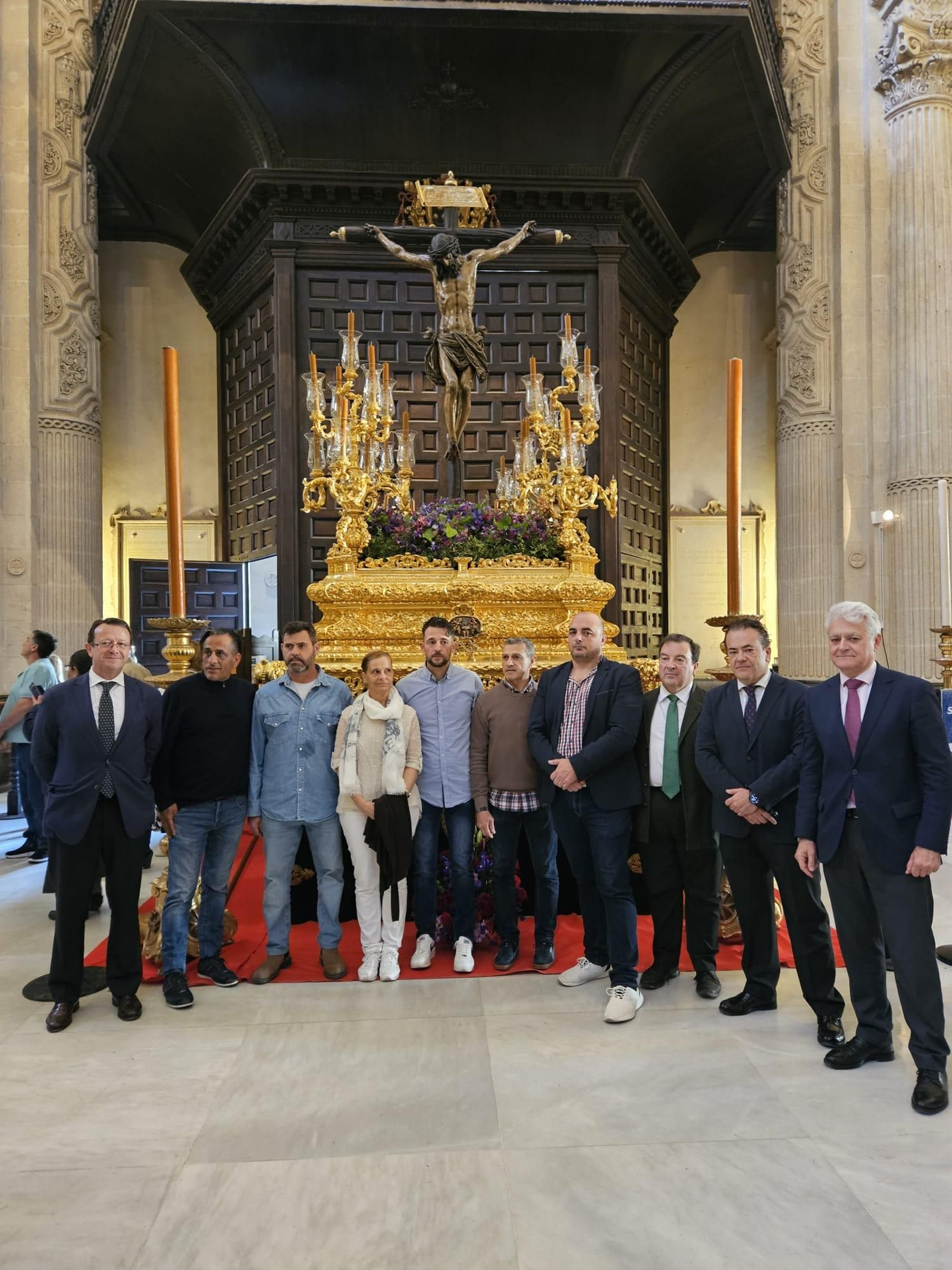 Los presos ante el Cristo del Amor en la mañana de este miércoles