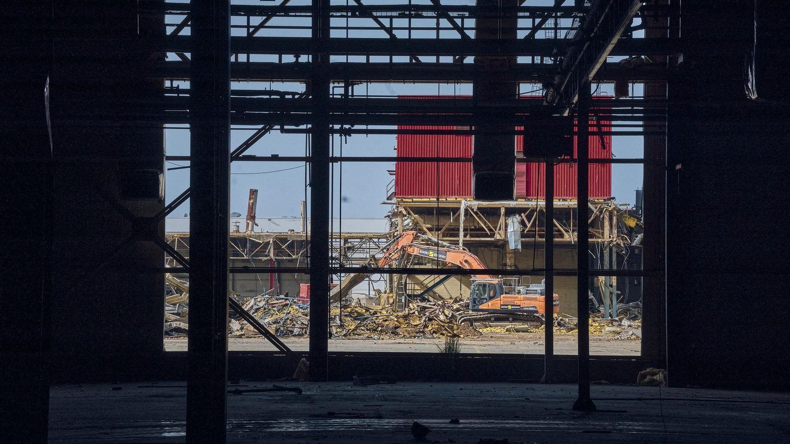 Derribo de la antigua factoría de Delphi.