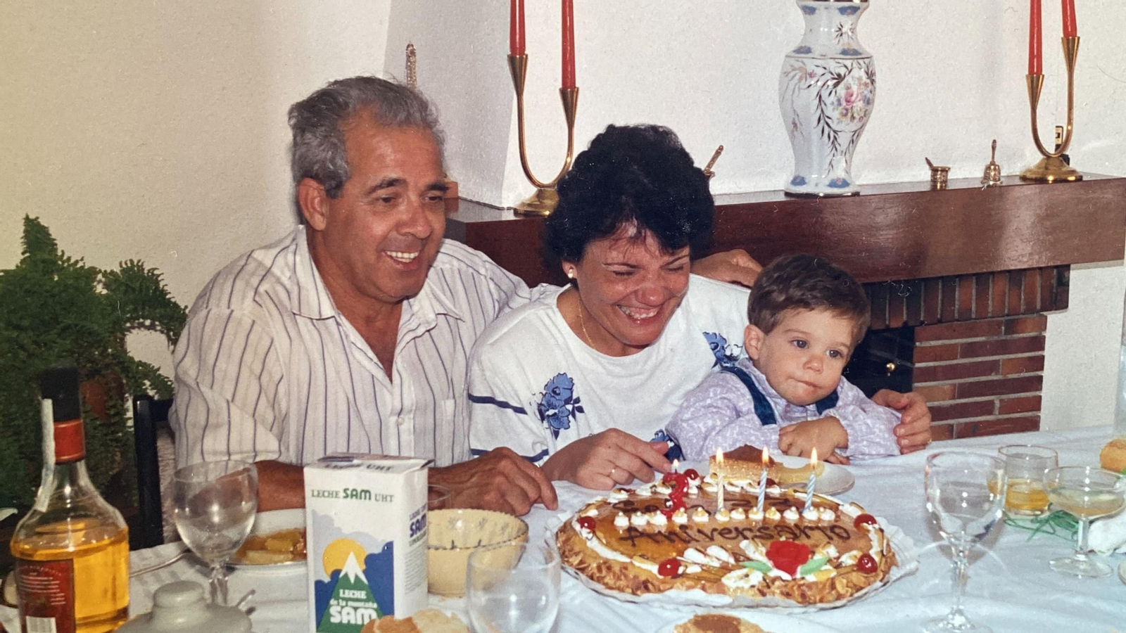 Escena cotidiana de los abuelos con el nieto