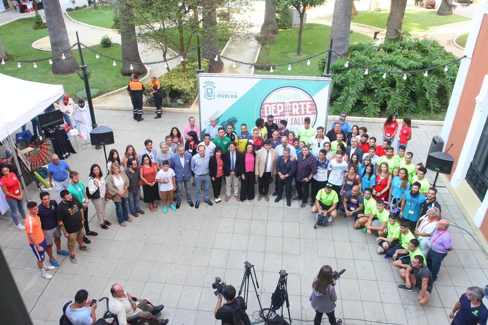 Foto de familia en la apertura de la I Feria del Deporte, Ocio y Salud.