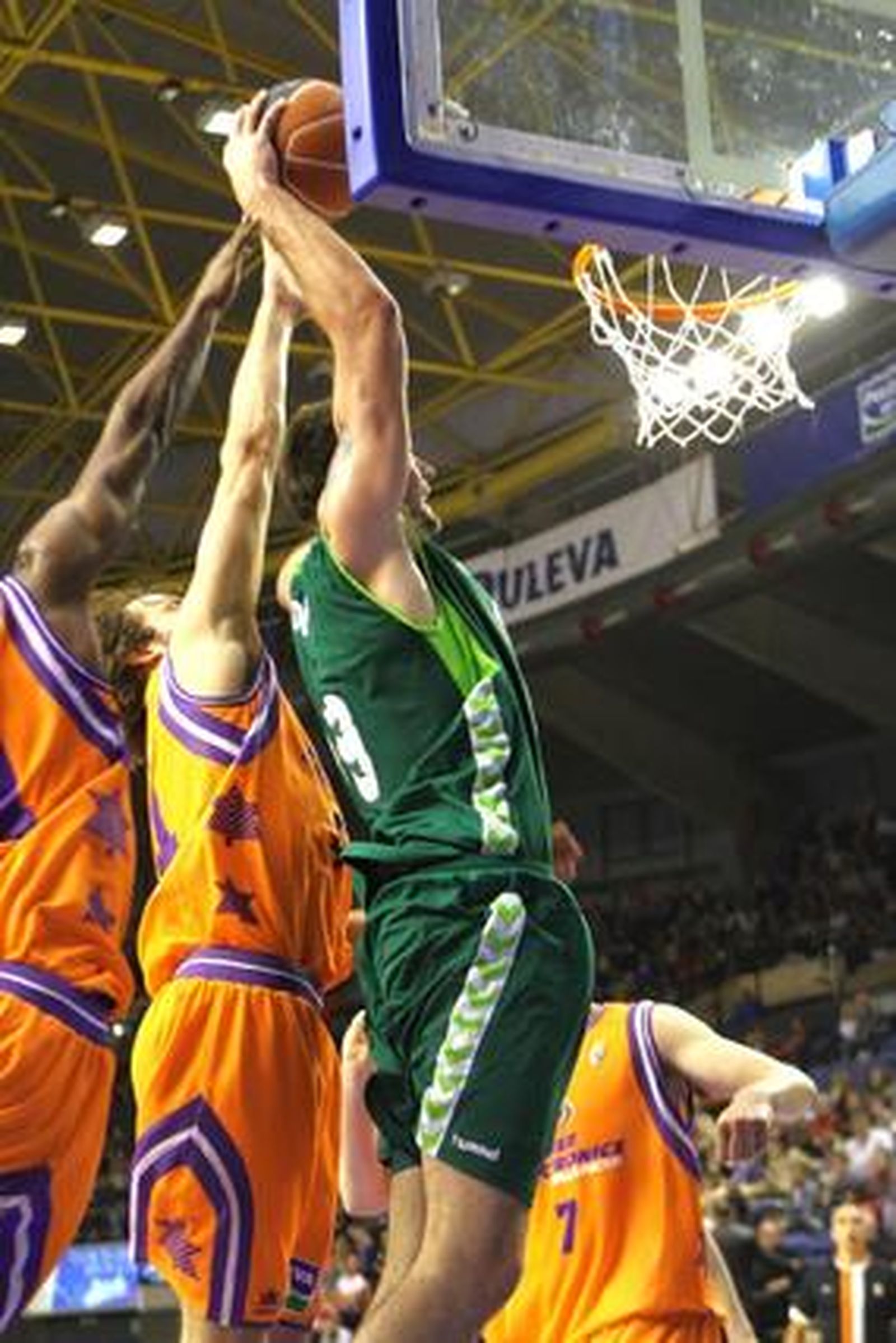 El Unicaja cae ante el Valencia lastrado por una mala primera parte. / LOF