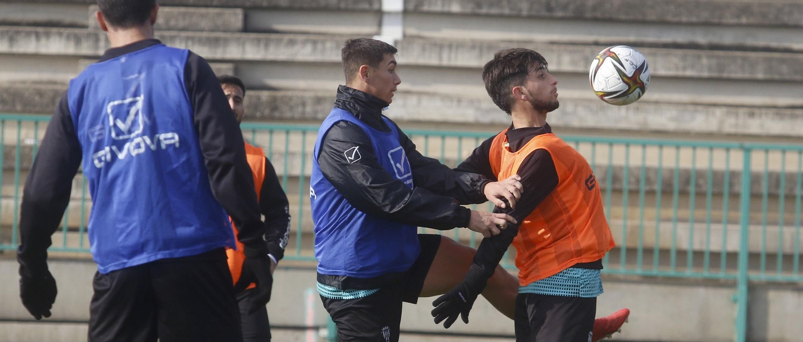 Adrián Fuentes presiona a Christian Delgado durante un entrenamiento.