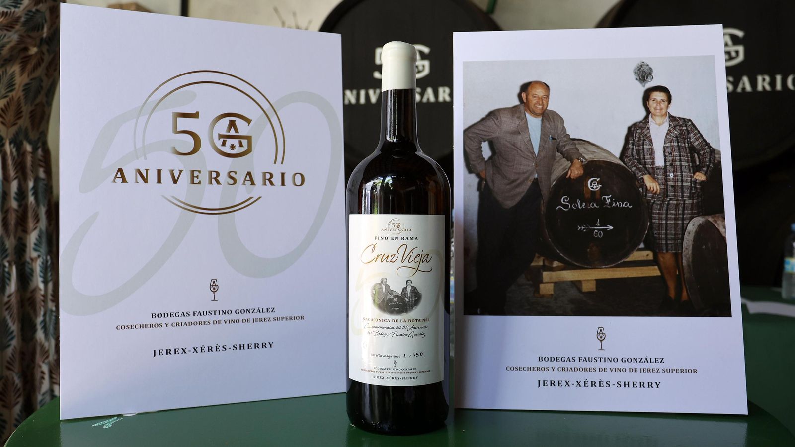 Magnum del Fino Cruz Vieja de edición limitada lanzada por el cincuentenario junto a la foto de los fundadores de la bodega con una bota de la solera fundacional.