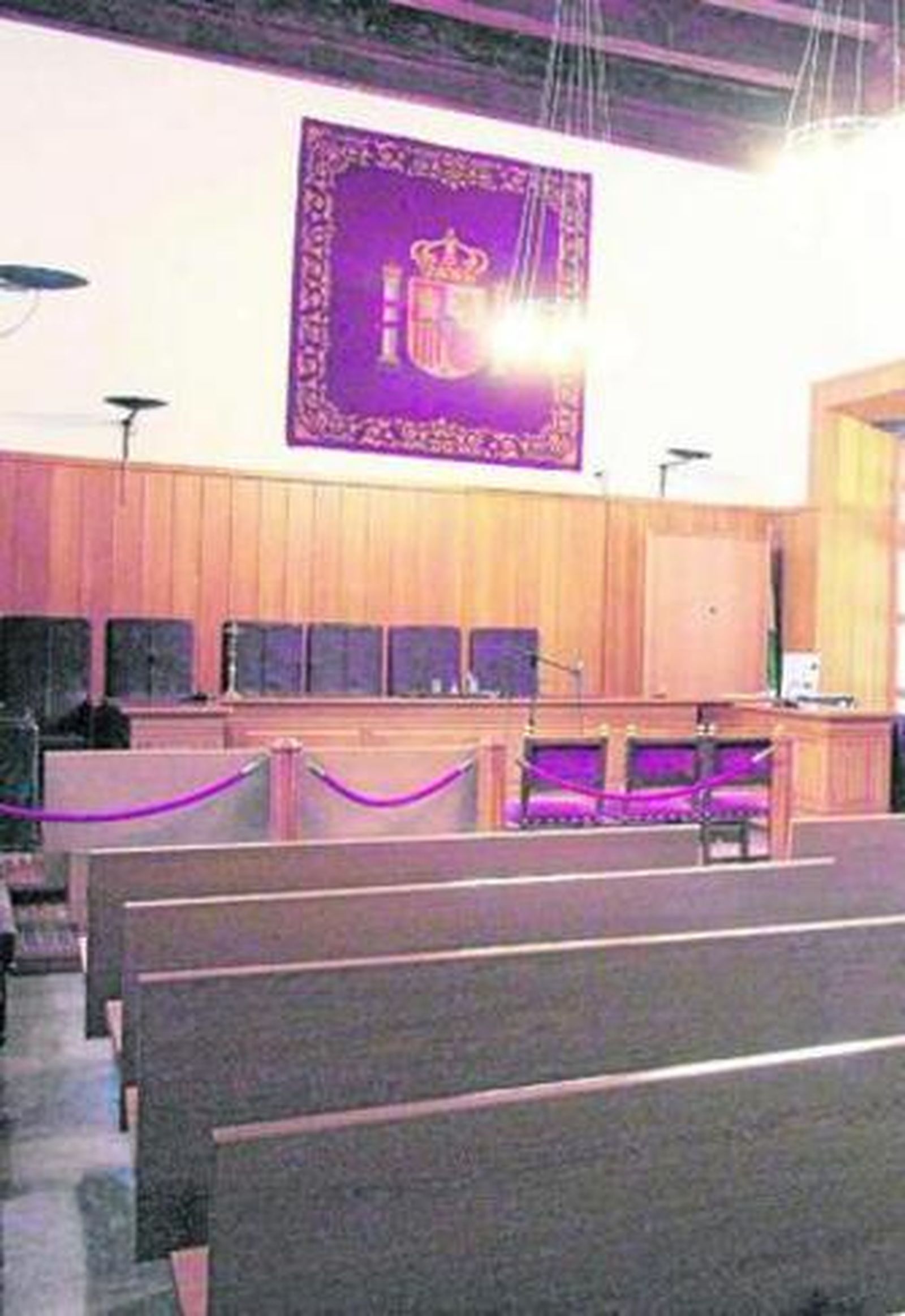 Una sala de vistas de la Audiencia, desierta en un mes de agosto.