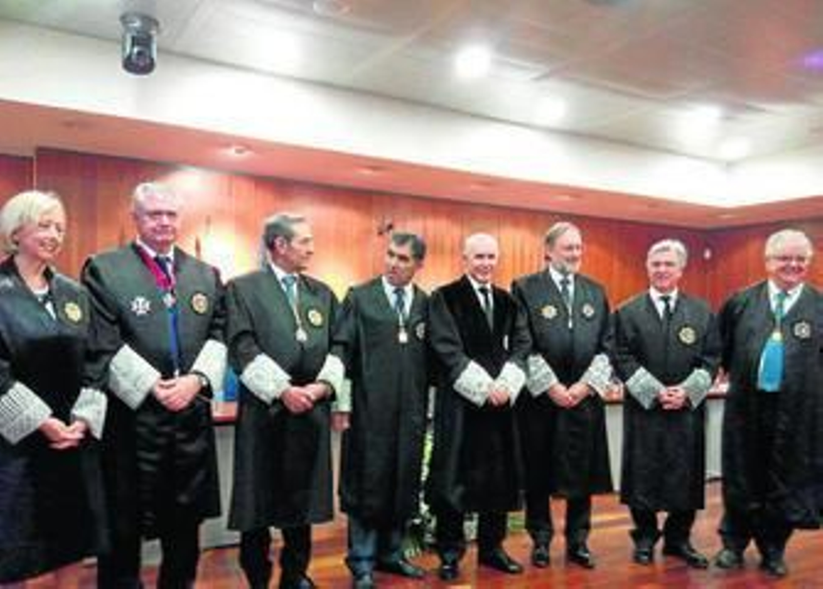 El magistrado Manuel Torres Vela (cuarto por la izquierda) justo antes de la imposición de la medalla.