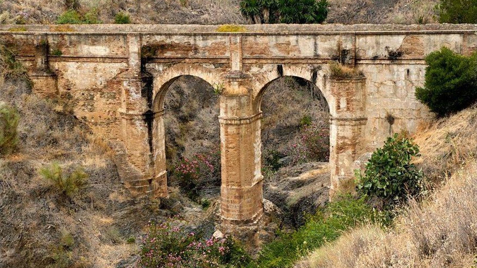 El puente acueducto sobre el arroyo Hondo.