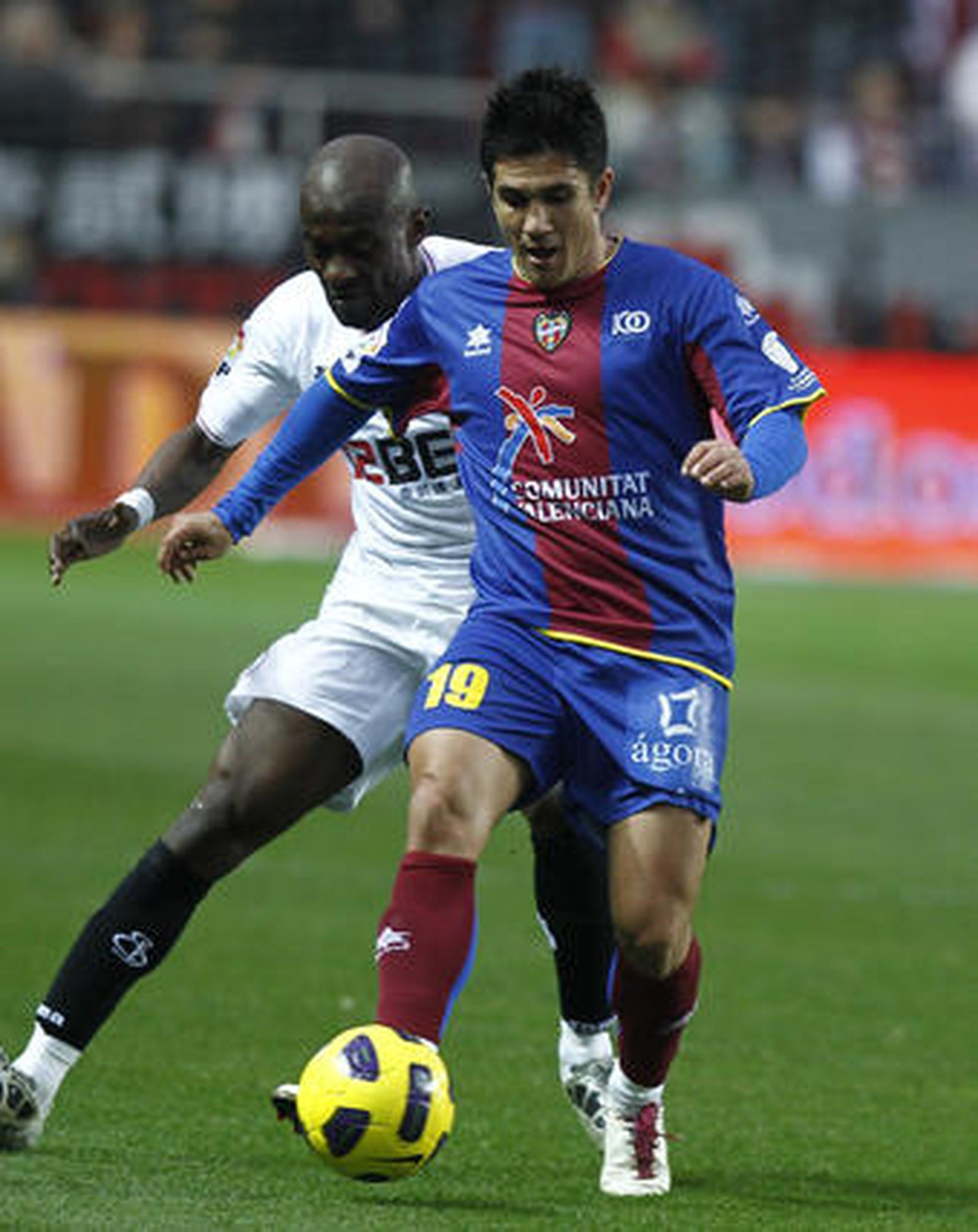 Tres goles de Luis Fabiano devuelven la alegría a los de Nervión en Liga.

Foto: Antonio Pizarro