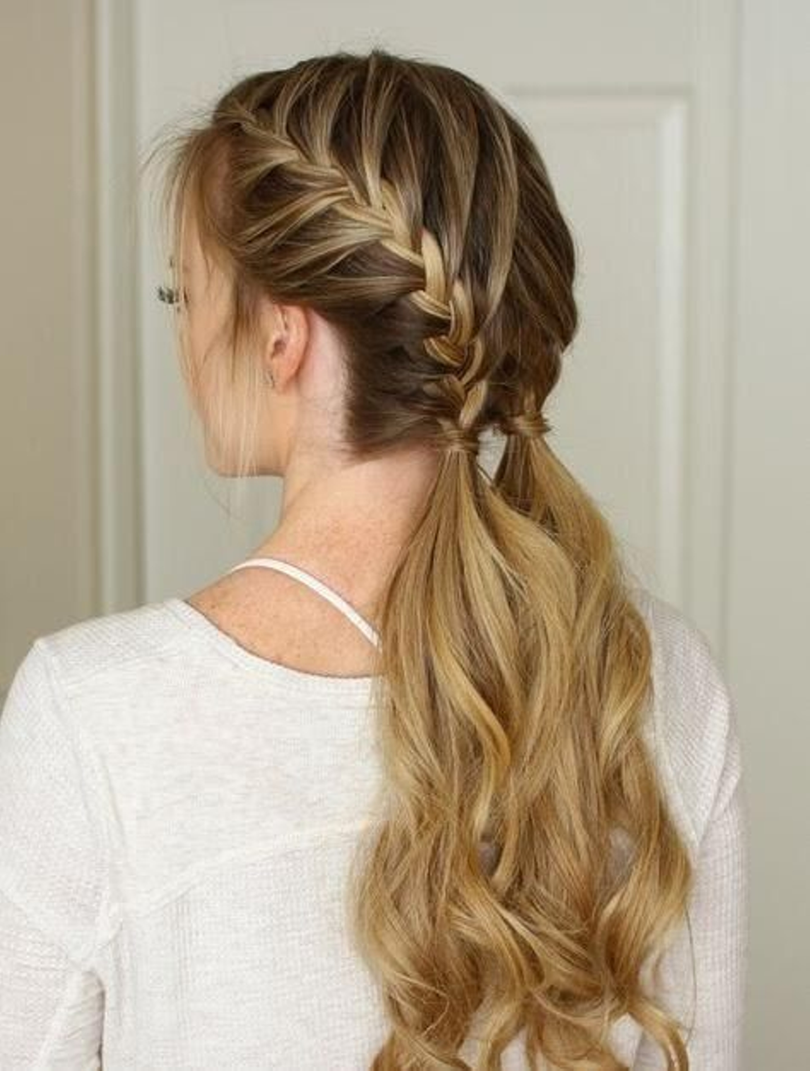 Peinados de invitada: Coletas y trenzas para tus bodas de 2022