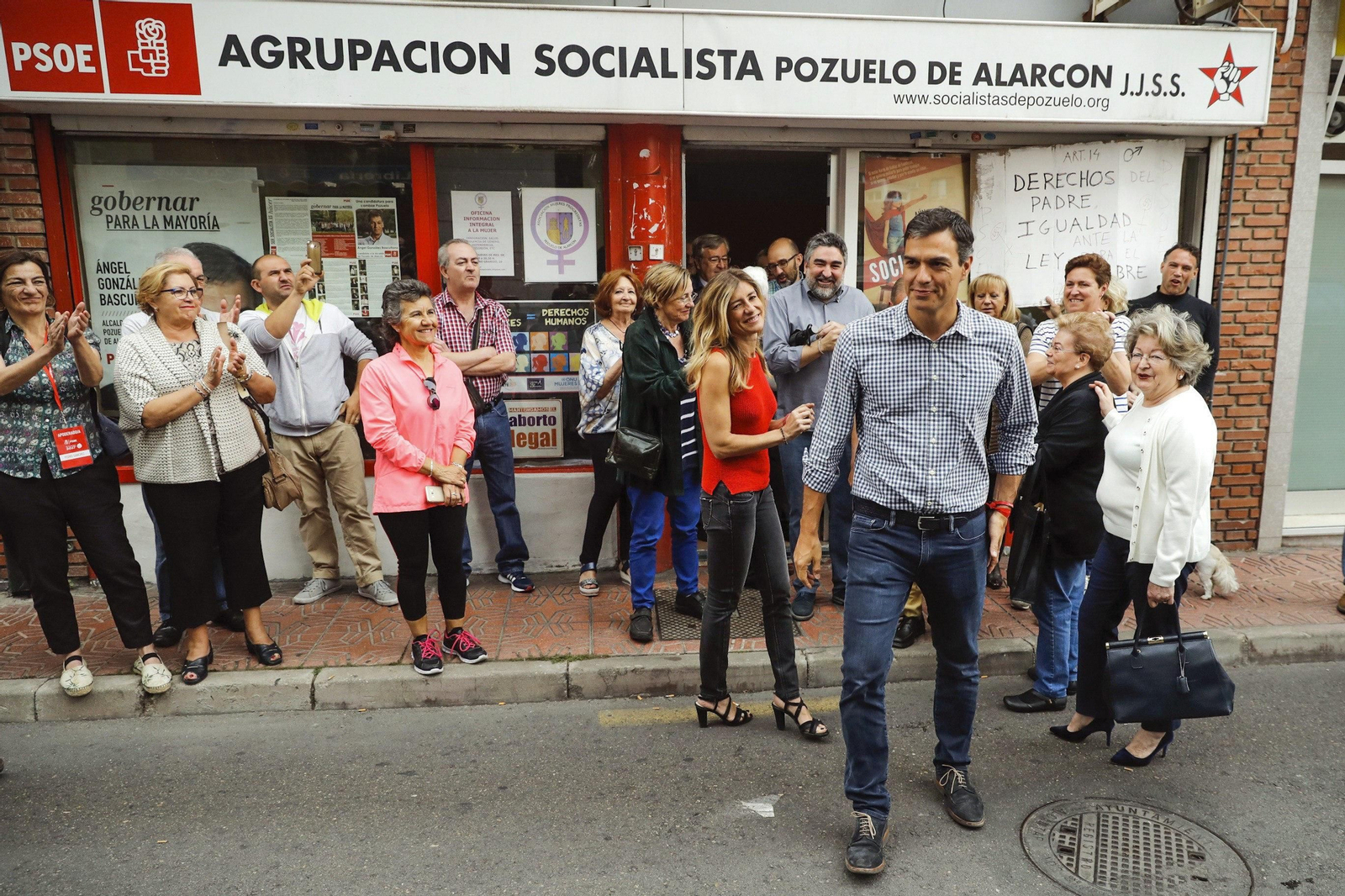 Pedro Sánchez sale de la agrupación socialista de Pozuelo de Alarcón.