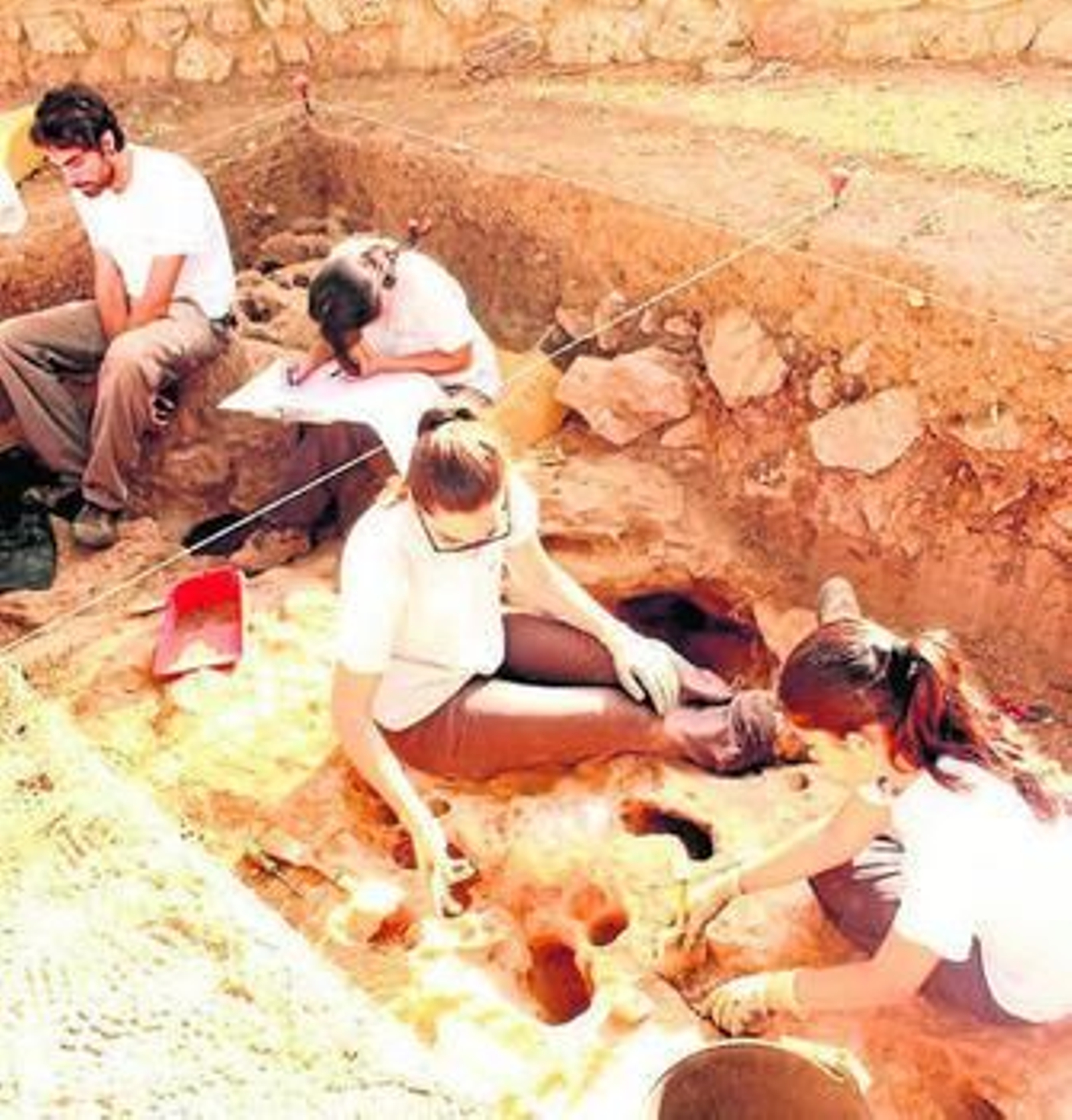 Varios de los participantes en las excavaciones en La Muralla.