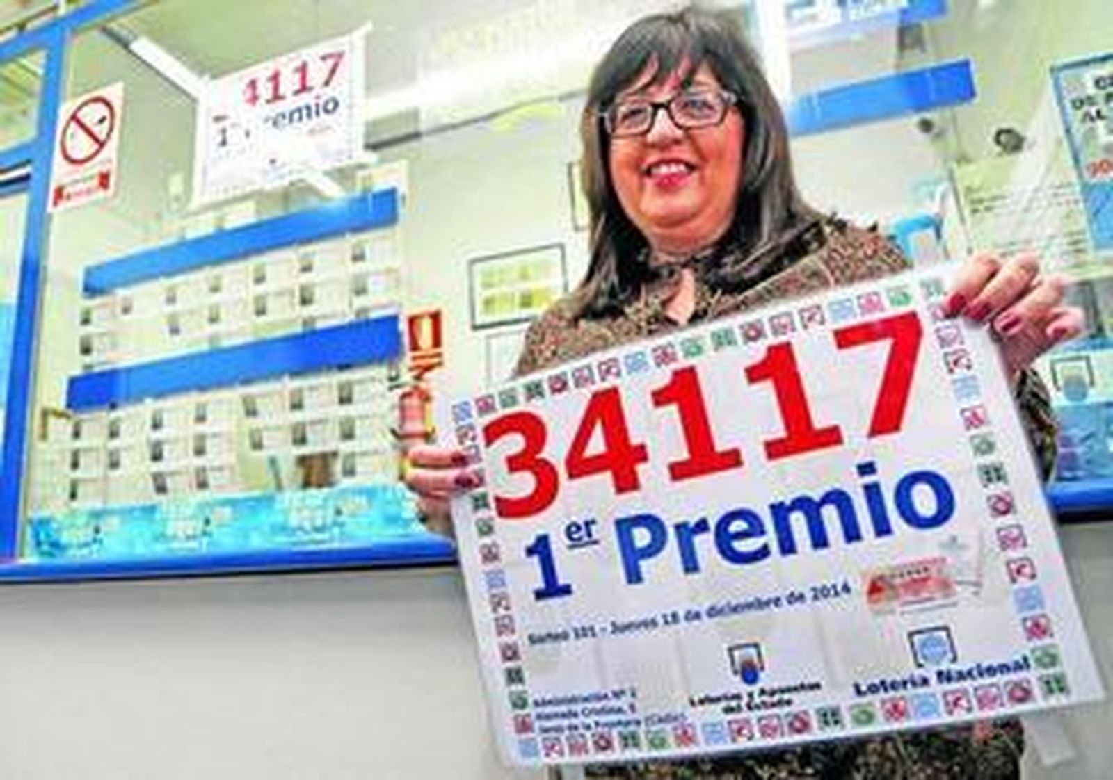 La empleada de la administración de la Alameda Cristina posa ayer con el número agraciado.