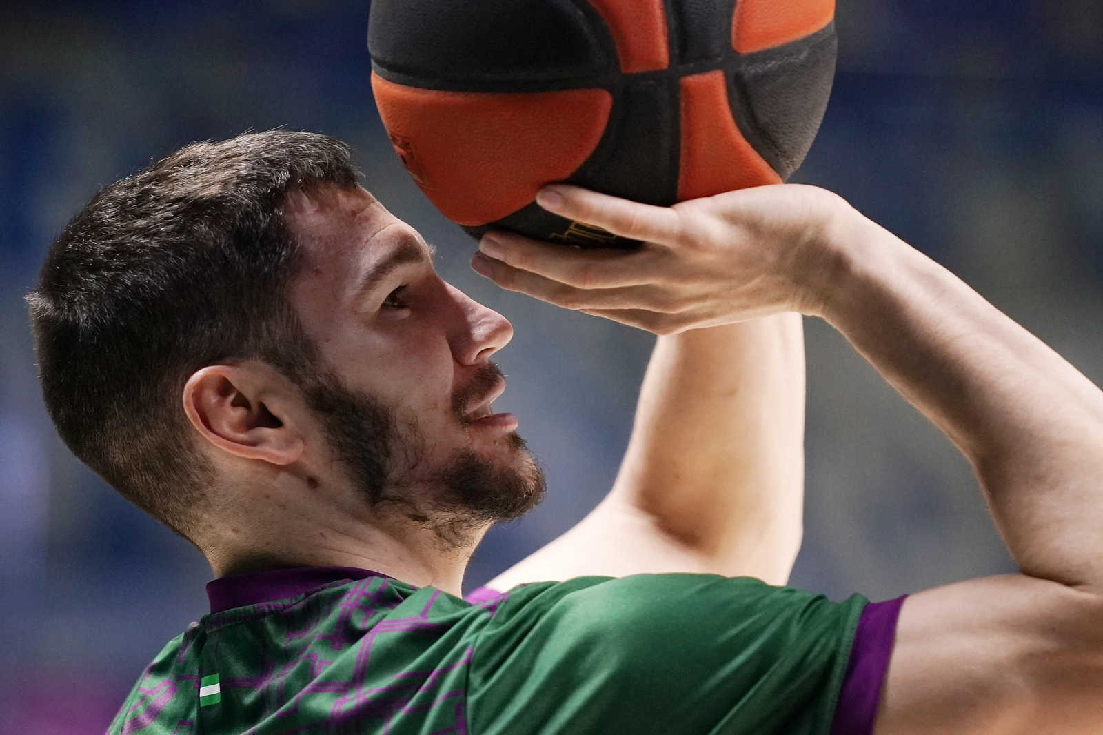 Brizuela lanza a canasta en un calentamiento en el Carpena.