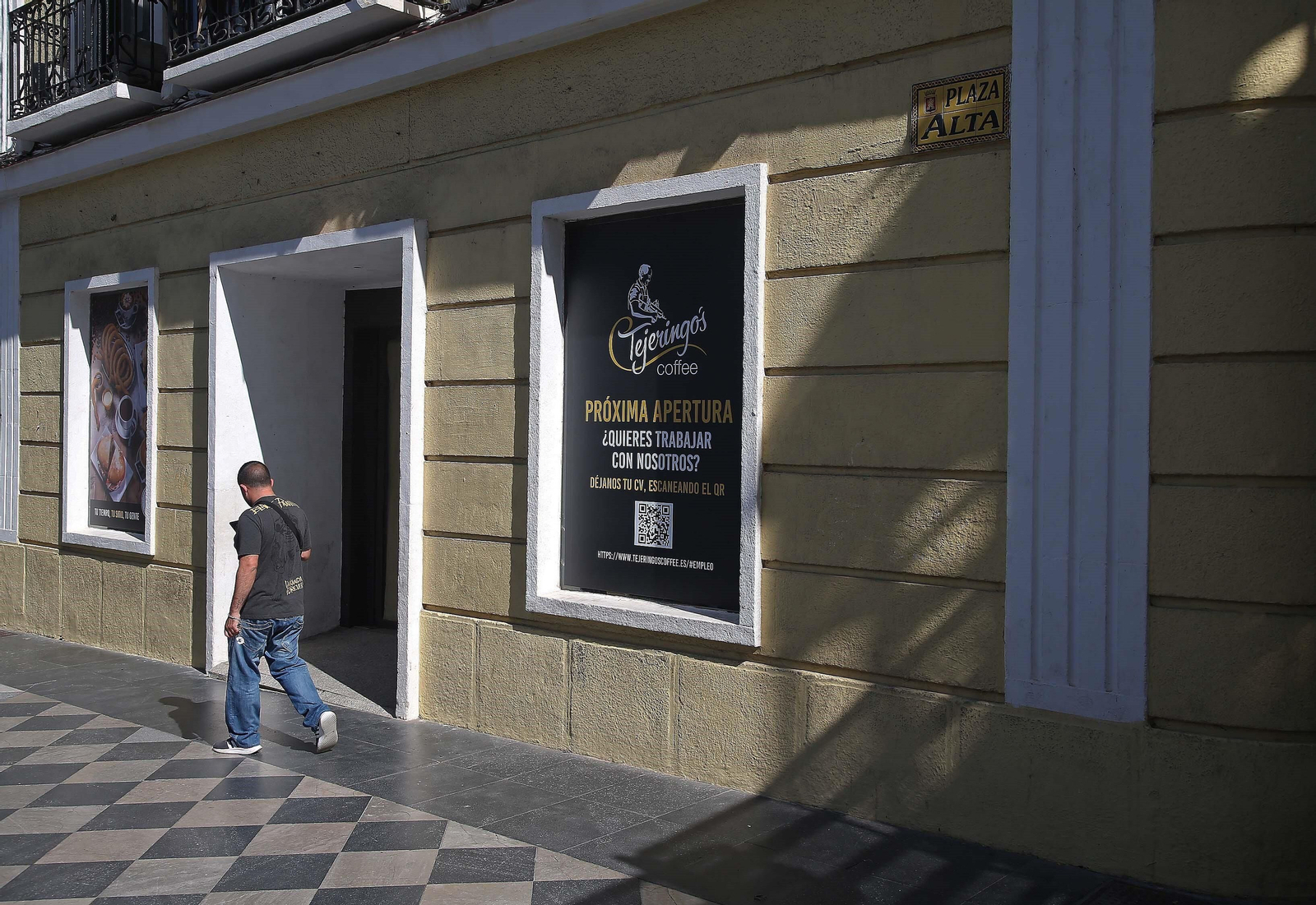 Cartel que anuncia la próxima apertura de Tejeringo's Coffee en la Plaza Alta de Algeciras.