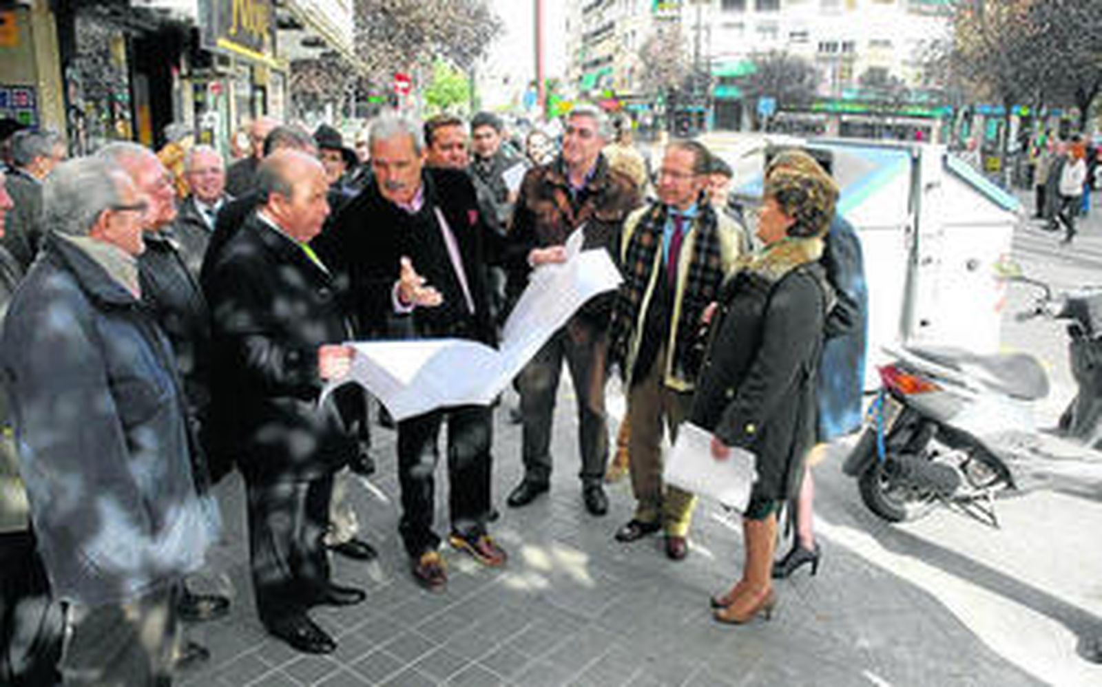 El alcalde de Granada, junto a parte de la corporación local en la visita al barrio del Zaidín.