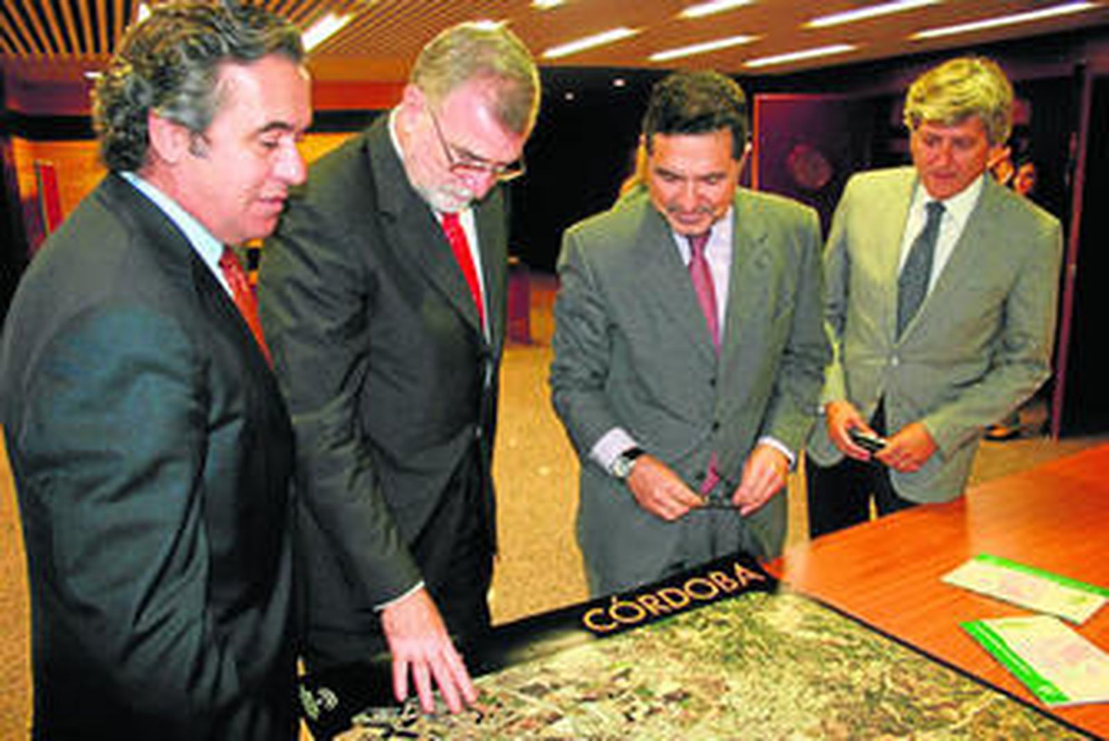 Asistentes a la presentación de la fototeca.