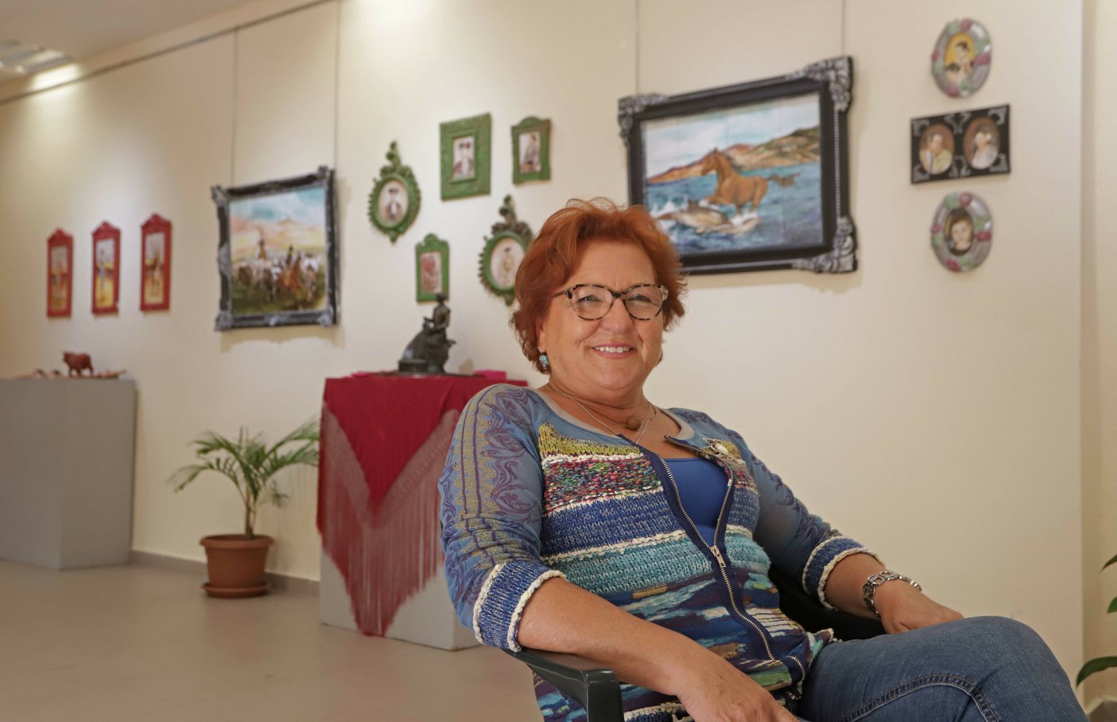 Carmen Sánchez, en la exposición de cerámica que puede verse en el antiguo Hospital Militar