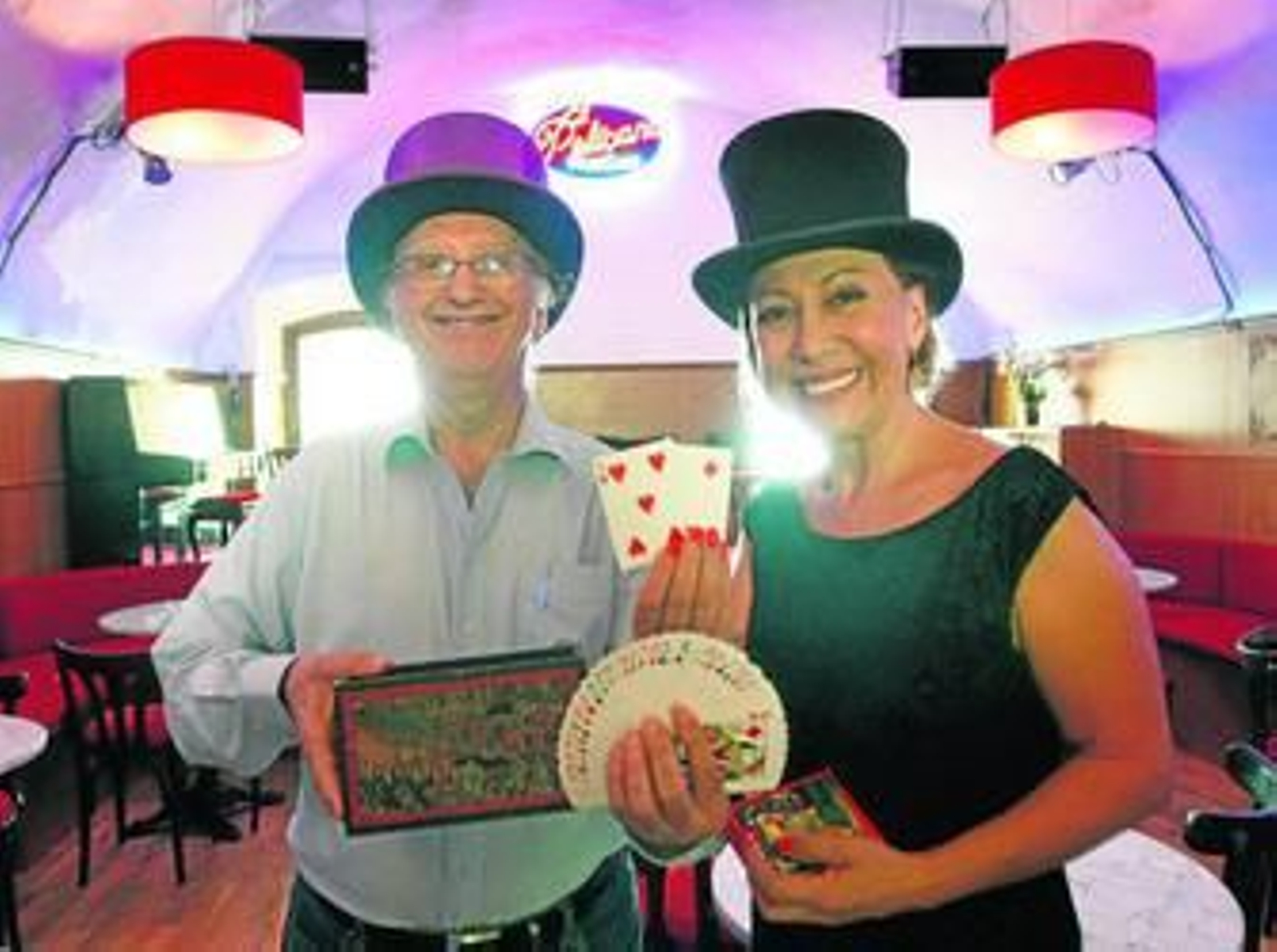 Juan Tamariz junto a su esposa Consuelo Lorgia en el pub El Pelícano.