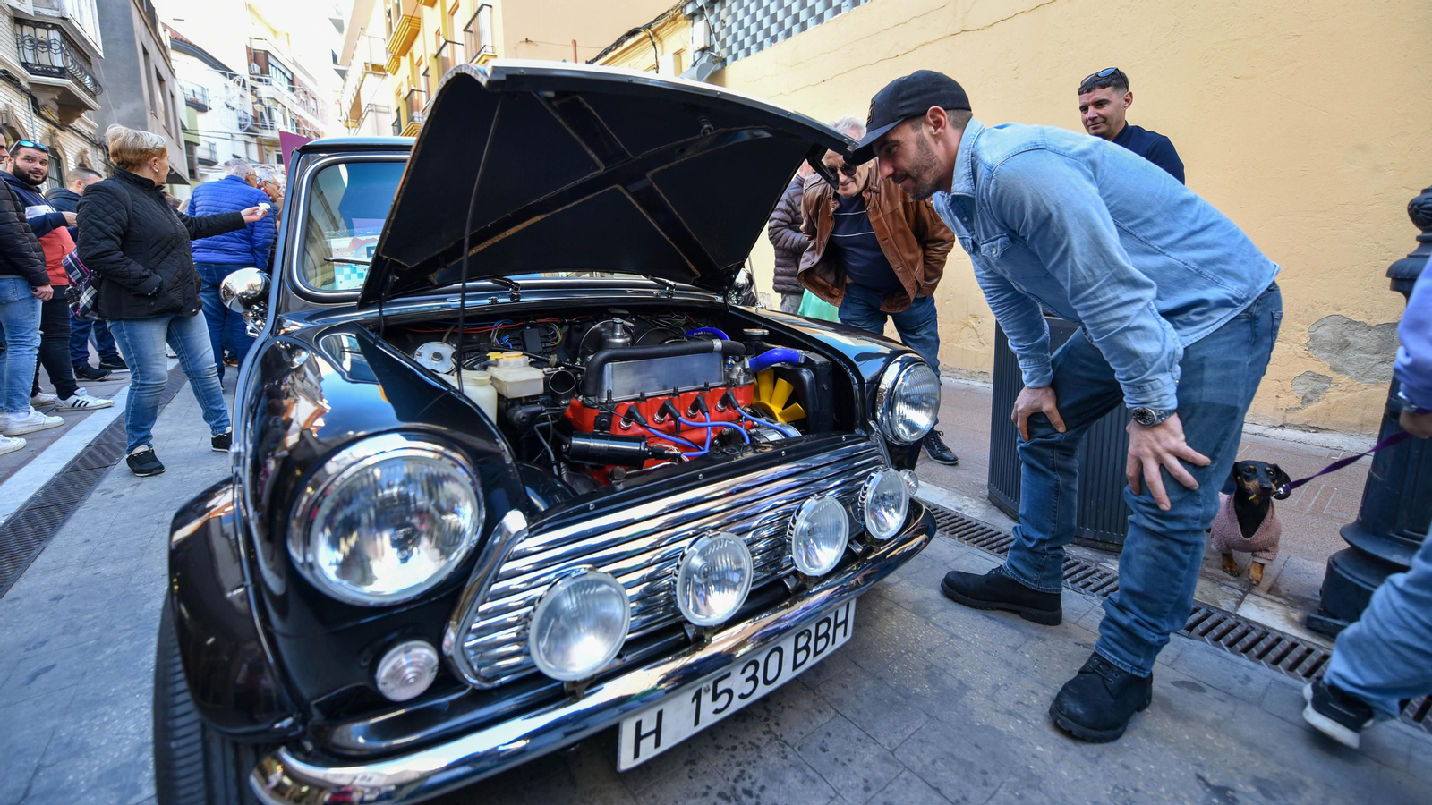La exhibición de coches de antiguos en el centro de La Línea, en imágenes