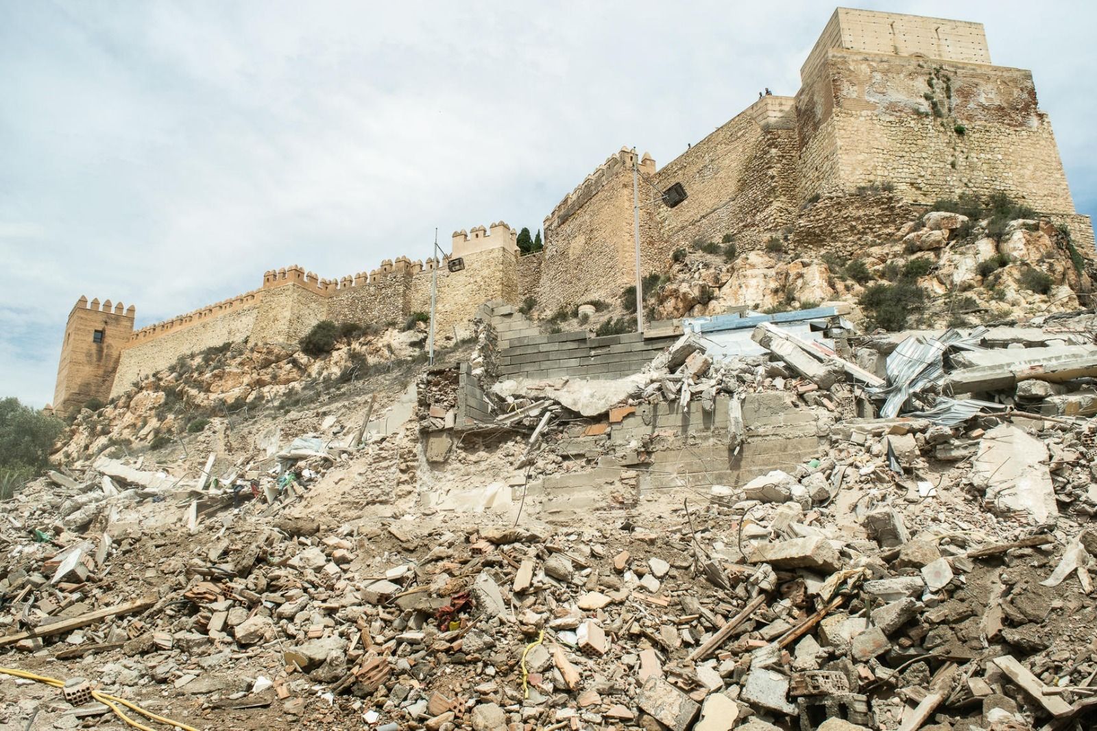 Las nuevas vistas de La Alcazaba desde calle Almanzor, donde habrá una actuación paisajística tras la retirada de escombros