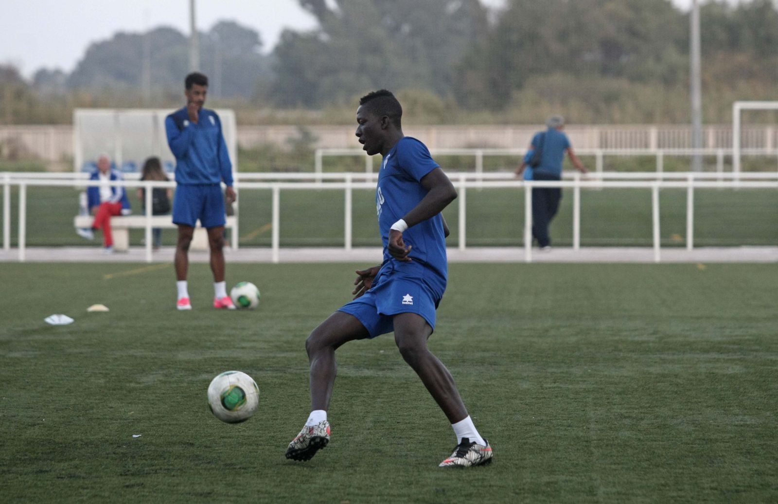 Moha se ejercita con el primer equipo en los anexos de La Menacha.