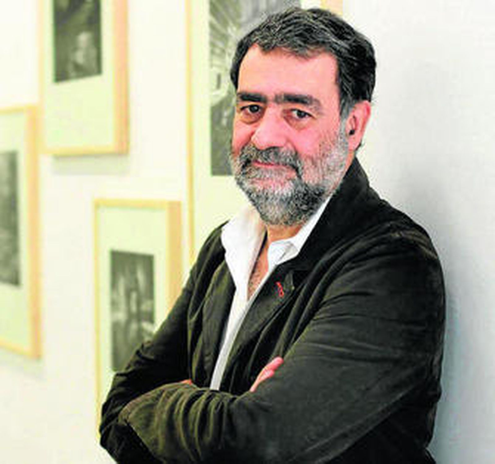 Joan Fontcuberta (Barcelona, 1955), retratado junto a algunas de sus obras.