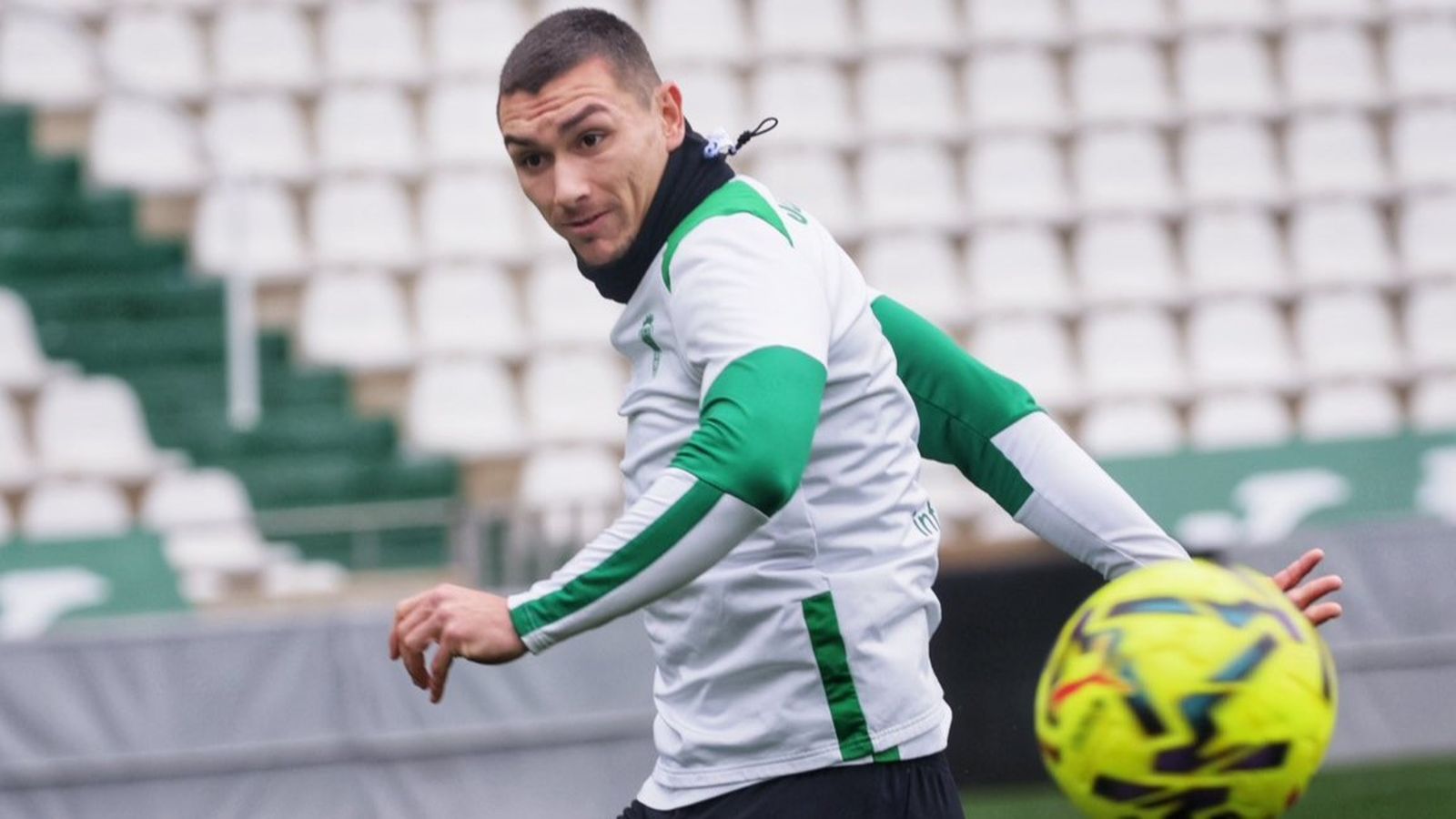 Adri Fuentes remata el balón en un entrenamiento del Córdoba CF en El Arcángel.