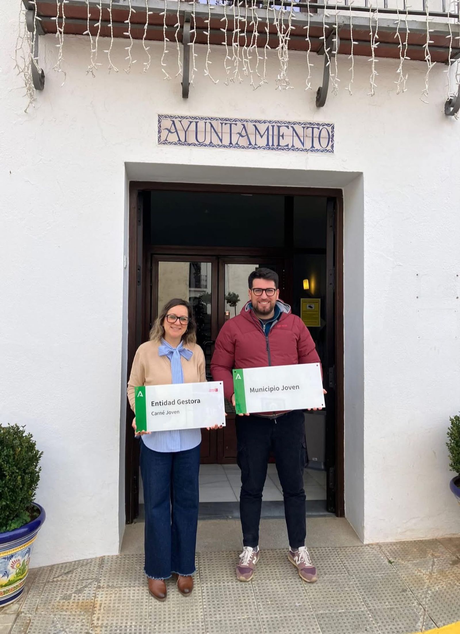 Ángela Ramos y Mario Domínguez sosteniendo las placas identificativas.