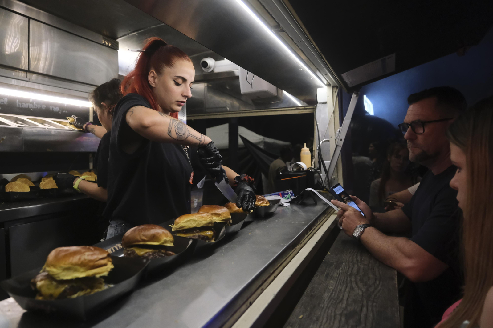Neón y brasas en El Vial: el lleno absoluto de The Champions Burger en Córdoba Neón y brasas en El Vial: el lleno absoluto de The Champions Burger en Córdoba