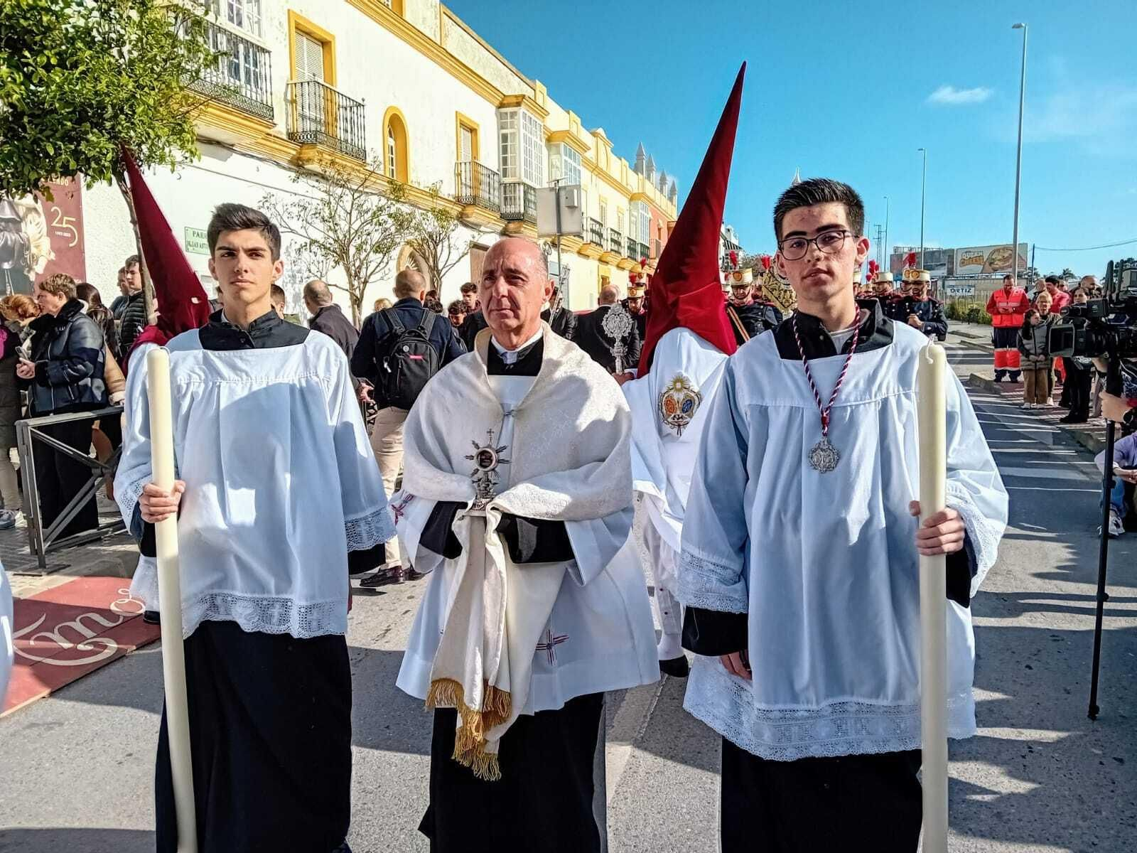 Las imágenes del Martes Santo en Chiclana 2024: El Amor y Afligidos
