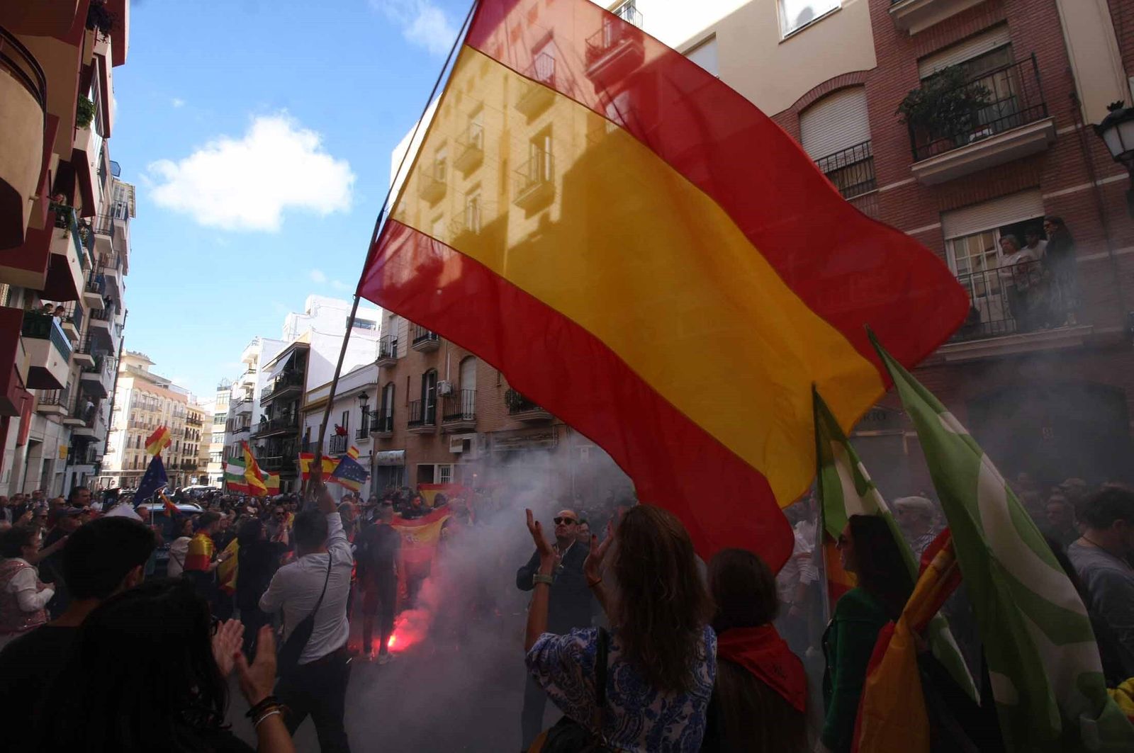 Concentración en la sede del PSOE de Huelva, este domingo pasado.