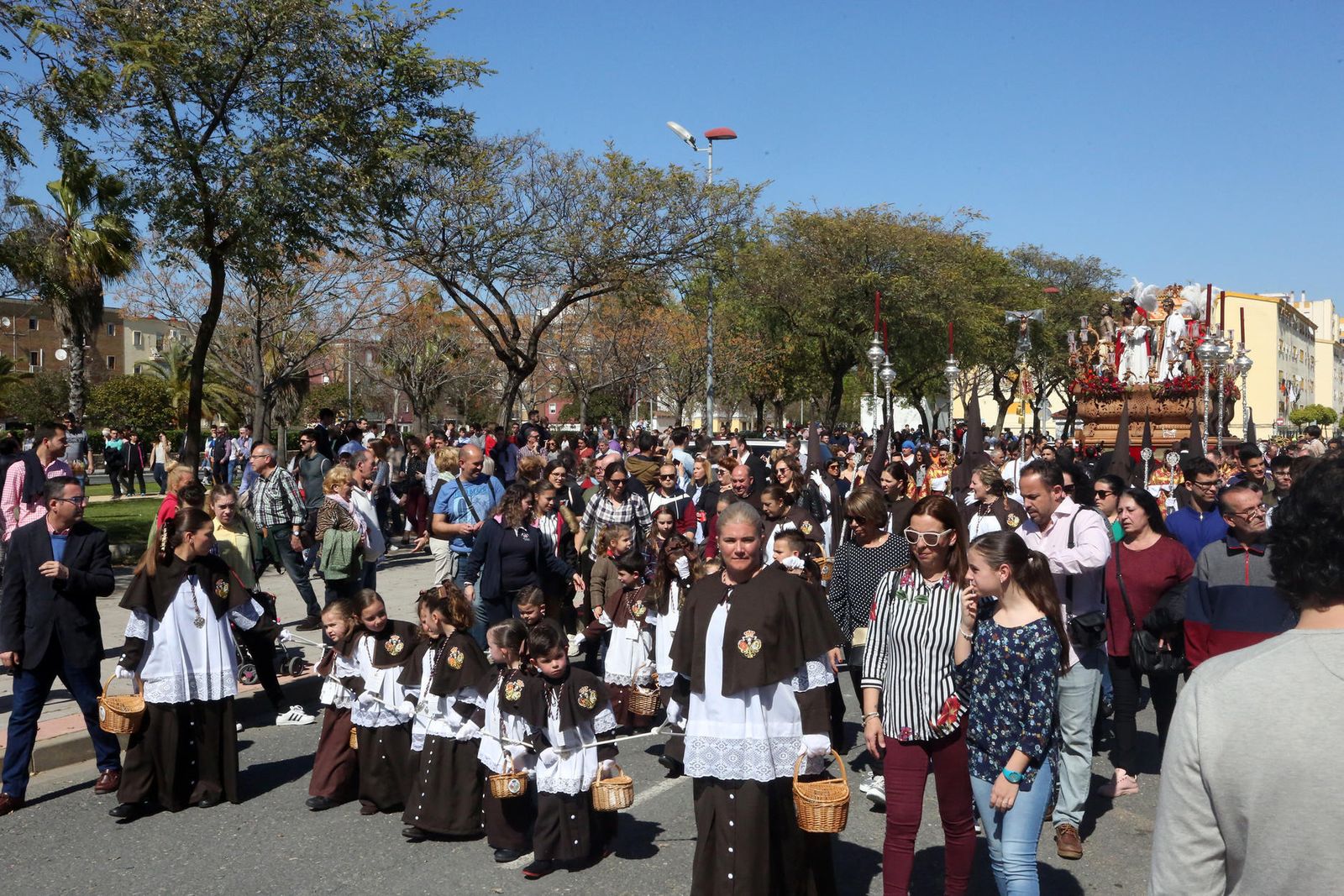 Numerosos monaguillos preceden al paso de misterio de la Hermandad de la Salud.