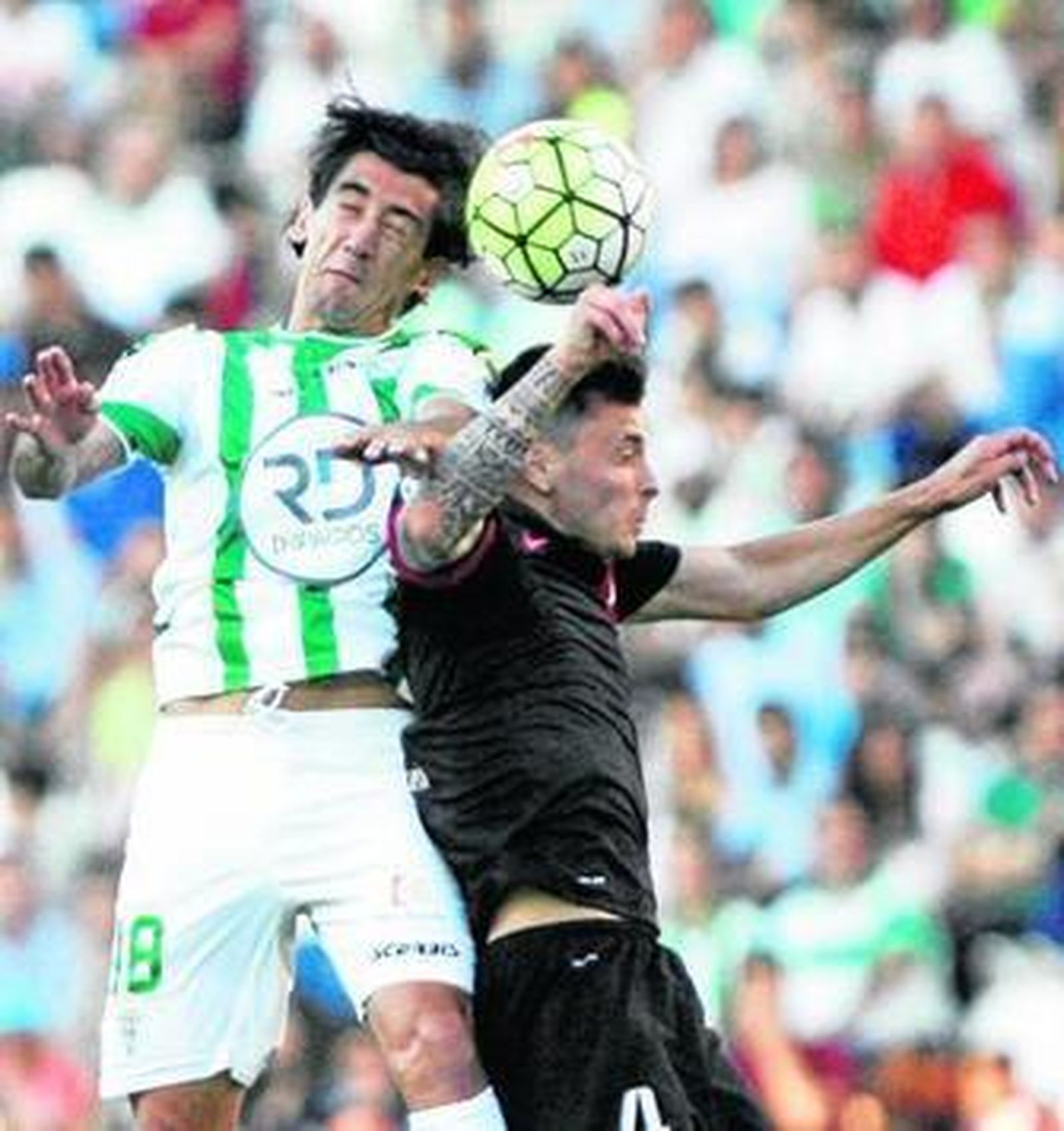 Pedro Ríos pelea con el exblanquiverde Ximo Navarro en el reciente Córdoba-Almería.