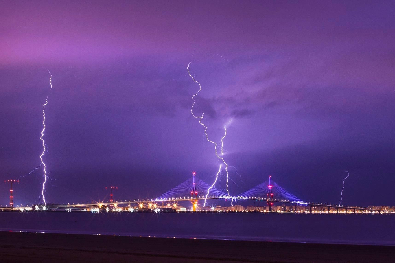 Tormenta eléctrica: Rayos sobre la Bahía de Cádiz.